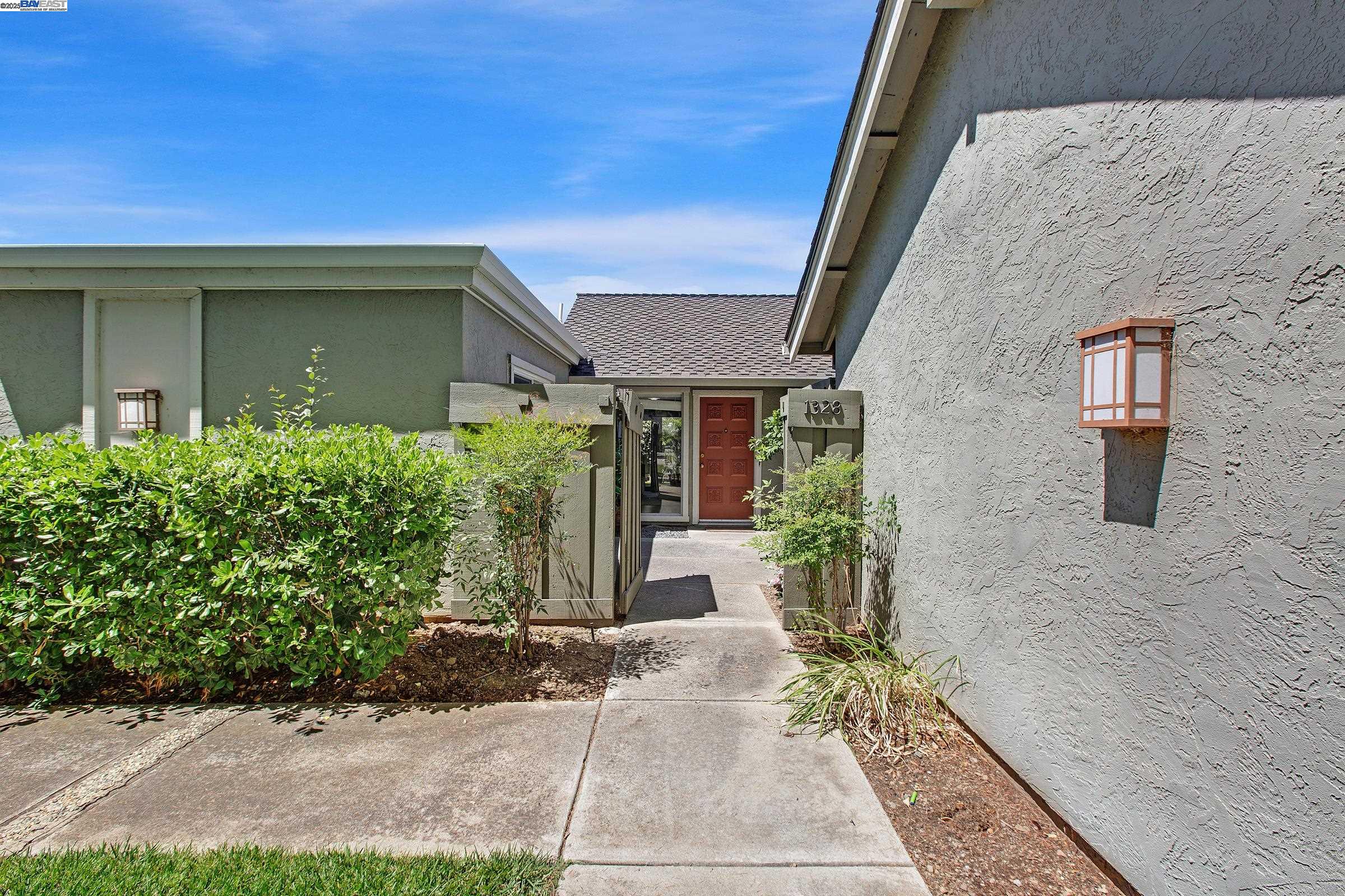 Detail Gallery Image 2 of 29 For 1328 Star Bush Ln, San Jose,  CA 95118 - 3 Beds | 2 Baths