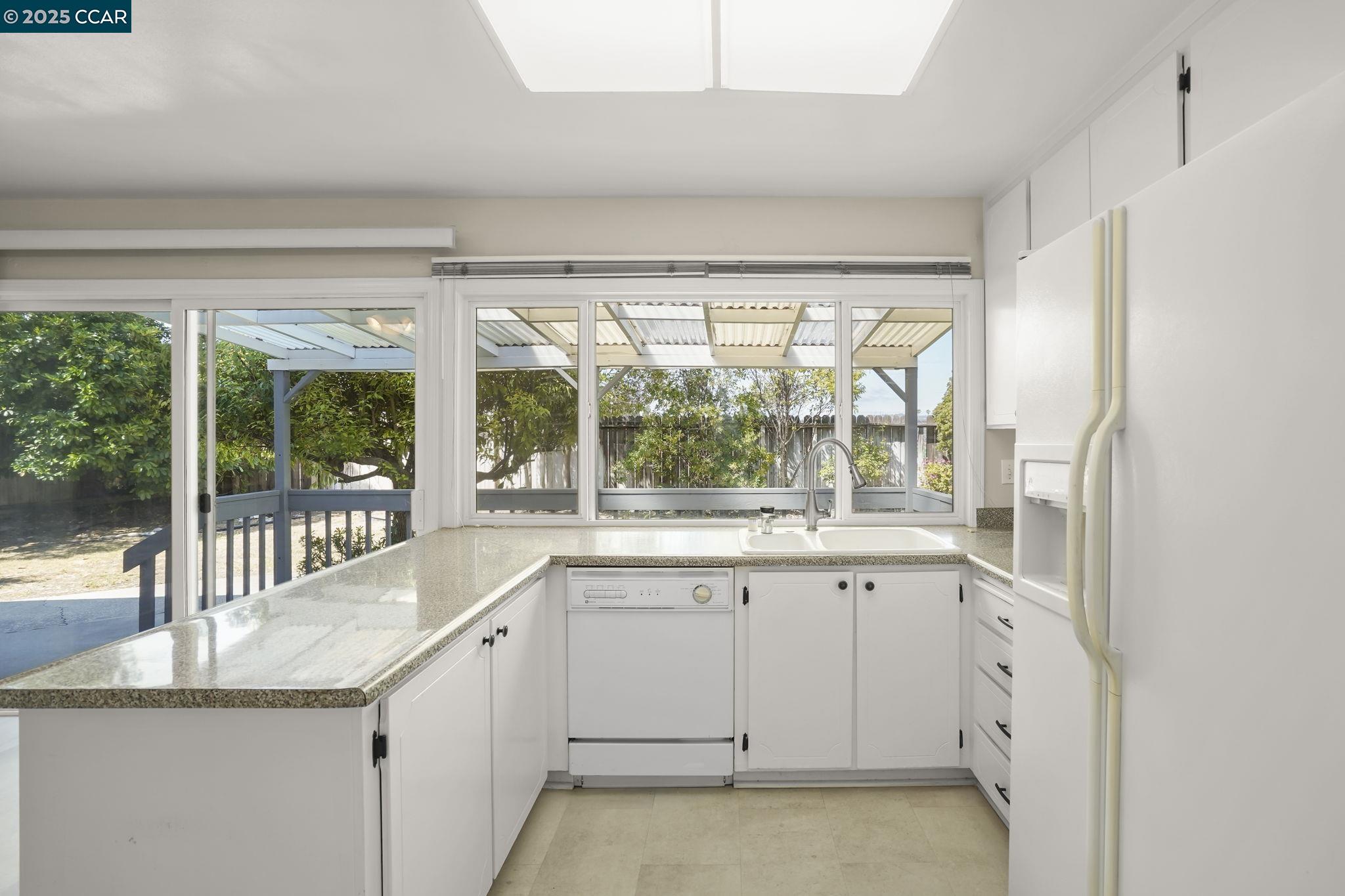 Detail Gallery Image 10 of 37 For 715 Graymont Circle, Concord,  CA 94518 - 4 Beds | 2/1 Baths