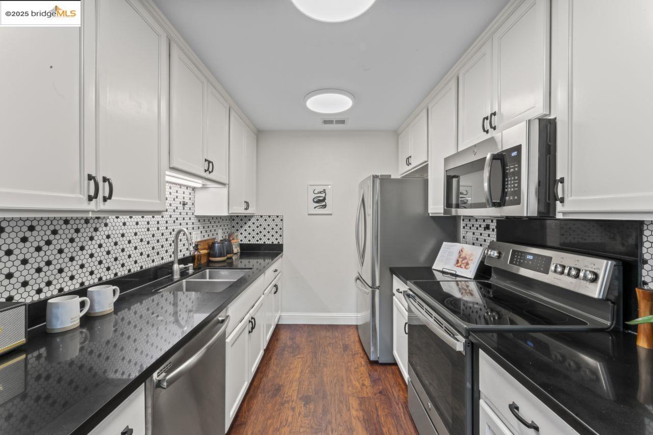 Detail Gallery Image 2 of 33 For 50 Emery Bay Drive, Emeryville,  CA 94608 - 2 Beds | 1 Baths