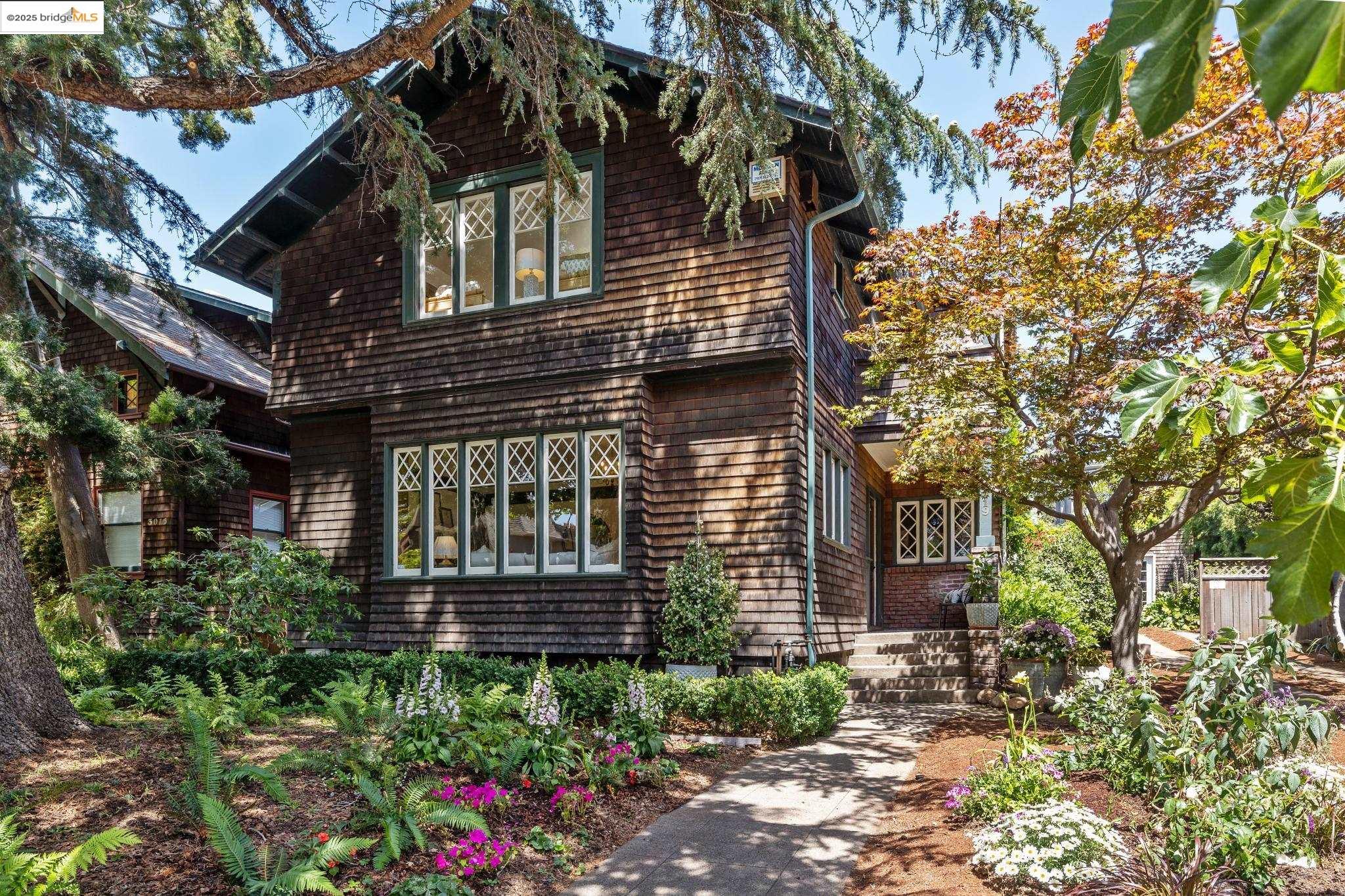 Detail Gallery Image 1 of 1 For 3019 Benvenue Ave, Berkeley,  CA 94705 - 2 Beds | 1/1 Baths