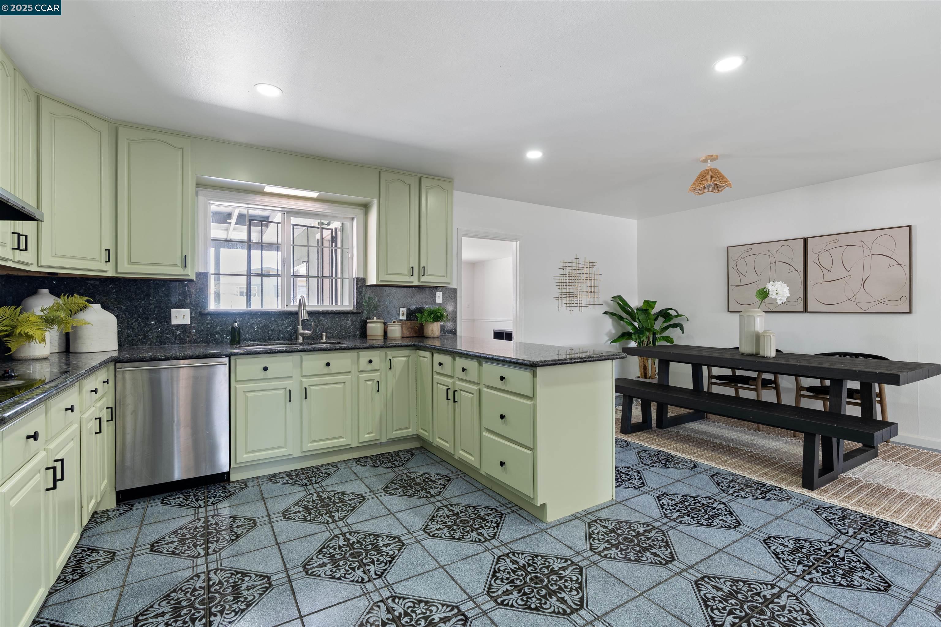 Detail Gallery Image 11 of 43 For 334 S 25th St, Richmond,  CA 94804 - 5 Beds | 3 Baths