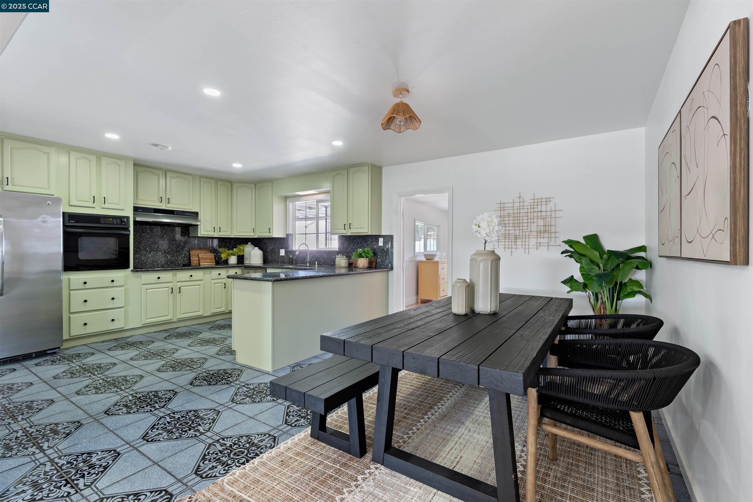 Detail Gallery Image 8 of 43 For 334 S 25th St, Richmond,  CA 94804 - 5 Beds | 3 Baths