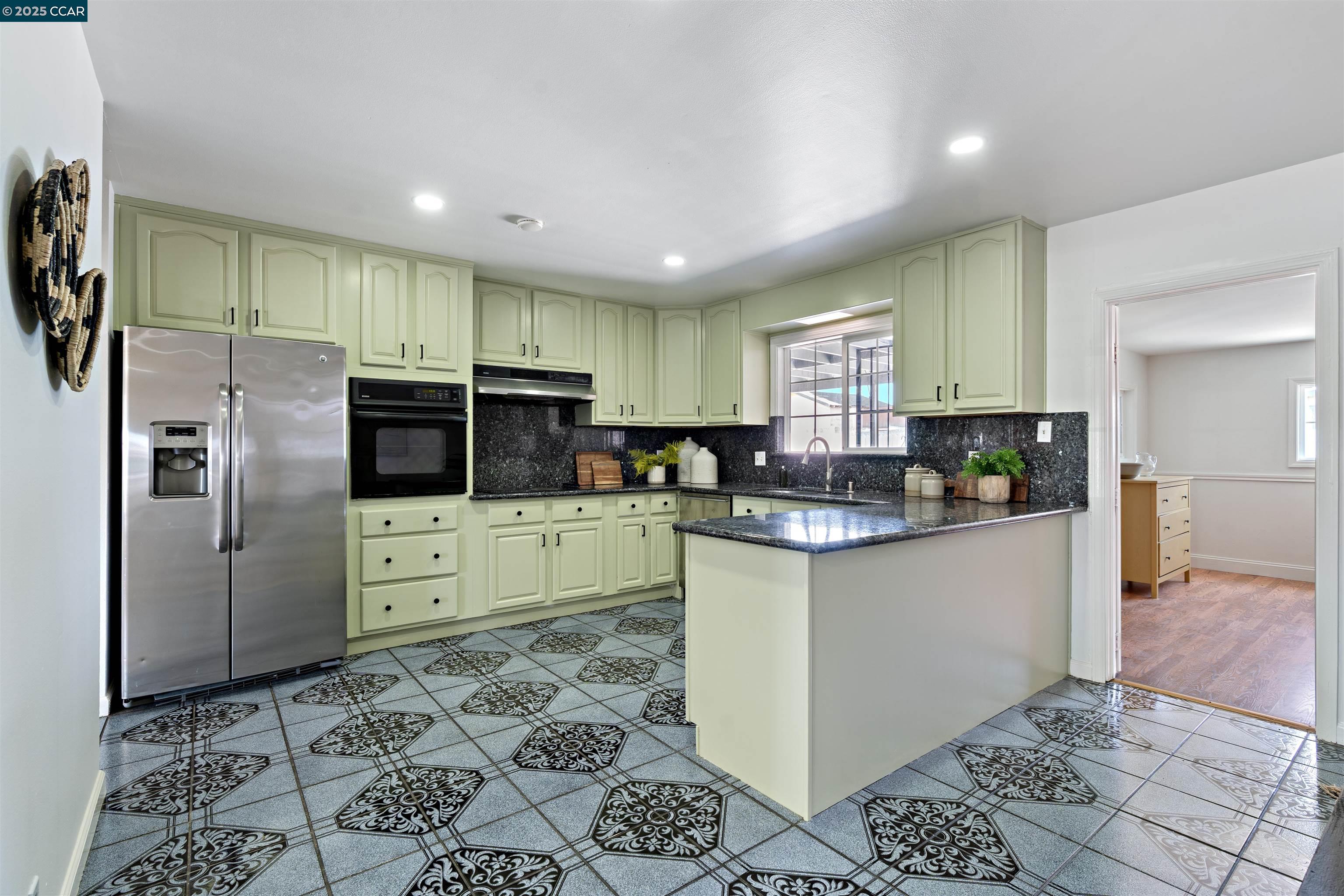Detail Gallery Image 10 of 43 For 334 S 25th St, Richmond,  CA 94804 - 5 Beds | 3 Baths