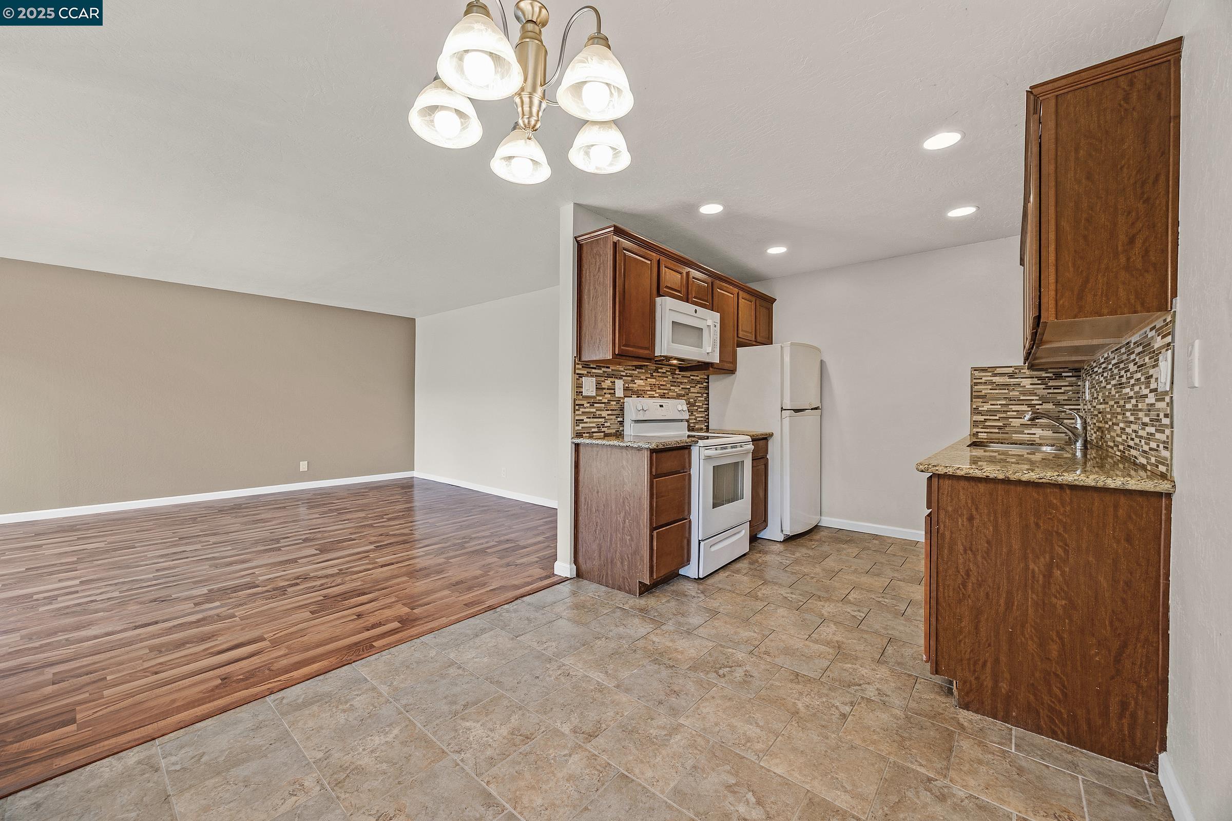 Photo #3: 41101007 Listing 