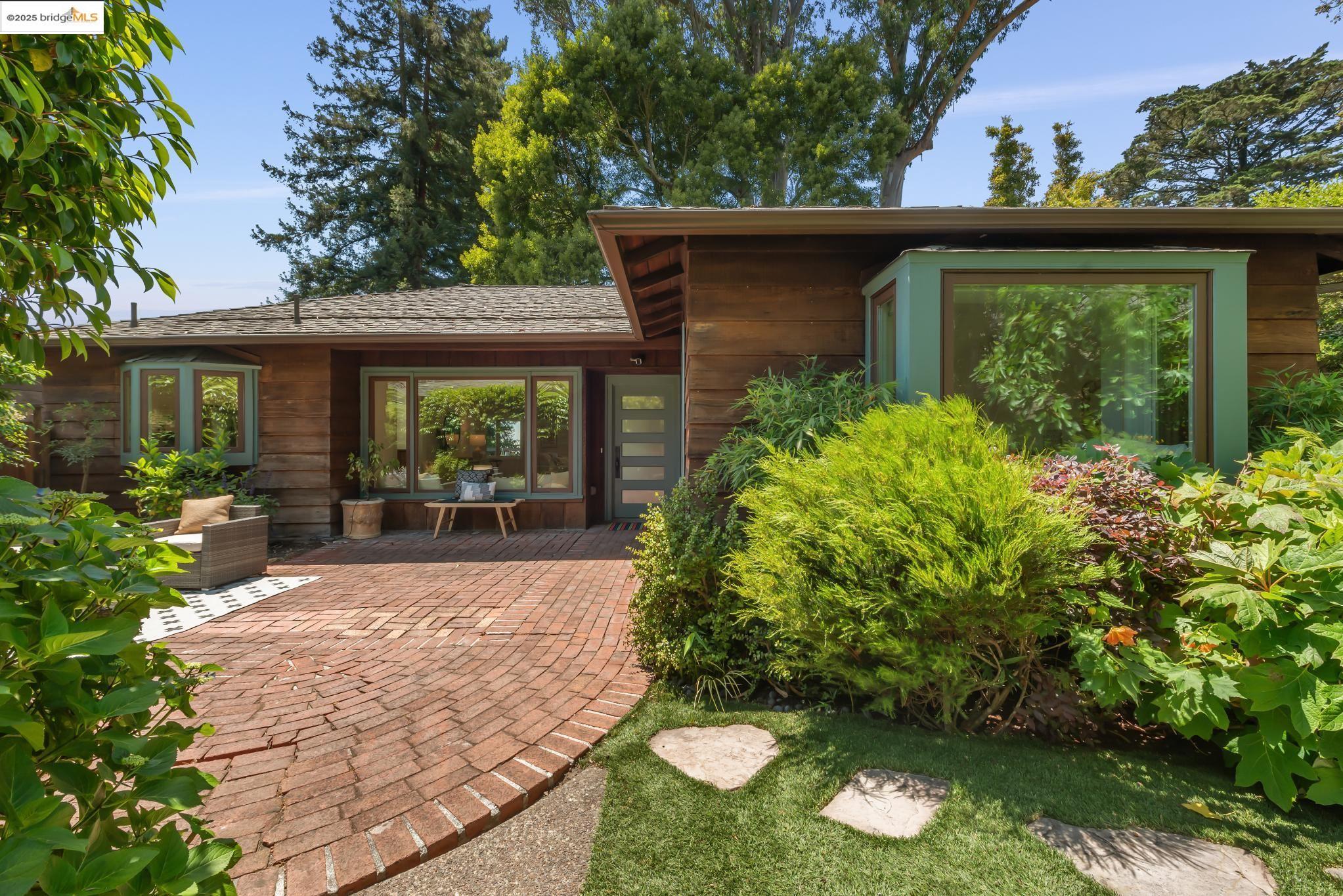 Detail Gallery Image 1 of 1 For 1270 Queens Rd, Berkeley,  CA 94708 - 3 Beds | 2 Baths