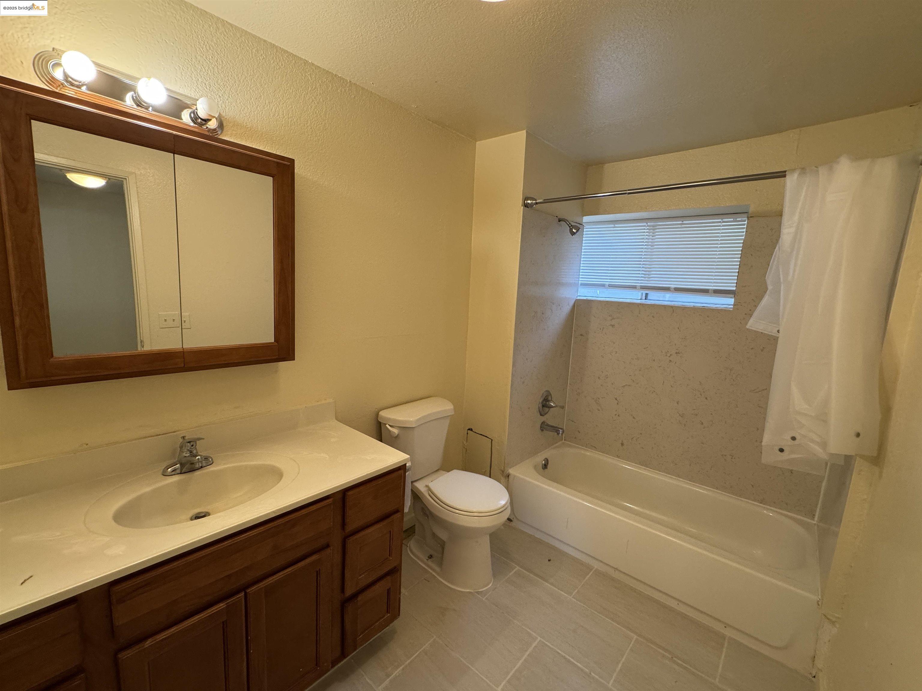 Detail Gallery Image 10 of 12 For 2151 E 24th Street, Oakland,  CA 94606 - – Beds | – Baths
