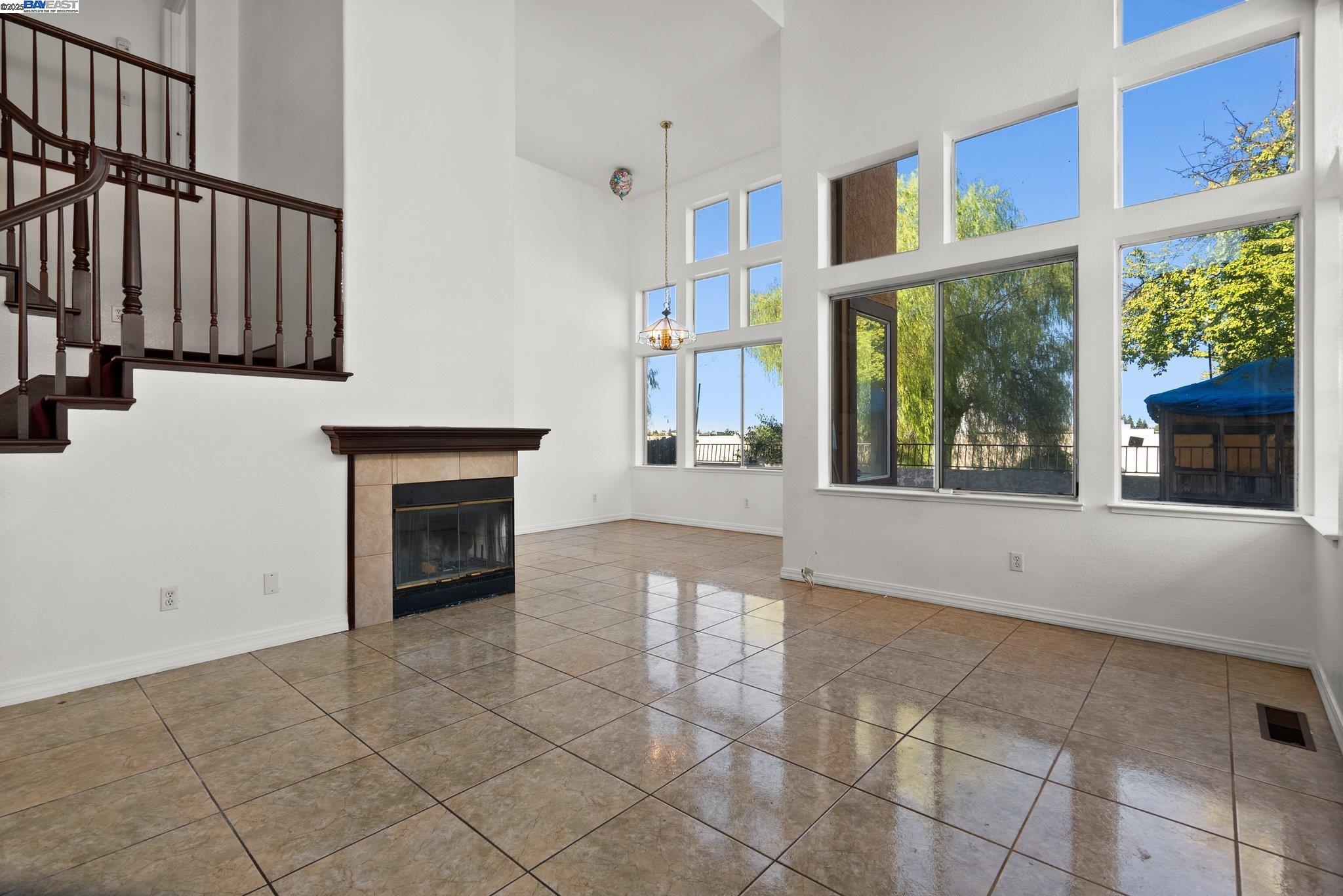 Detail Gallery Image 8 of 47 For 2205 Mark Twain, Antioch,  CA 94531 - 5 Beds | 2/1 Baths