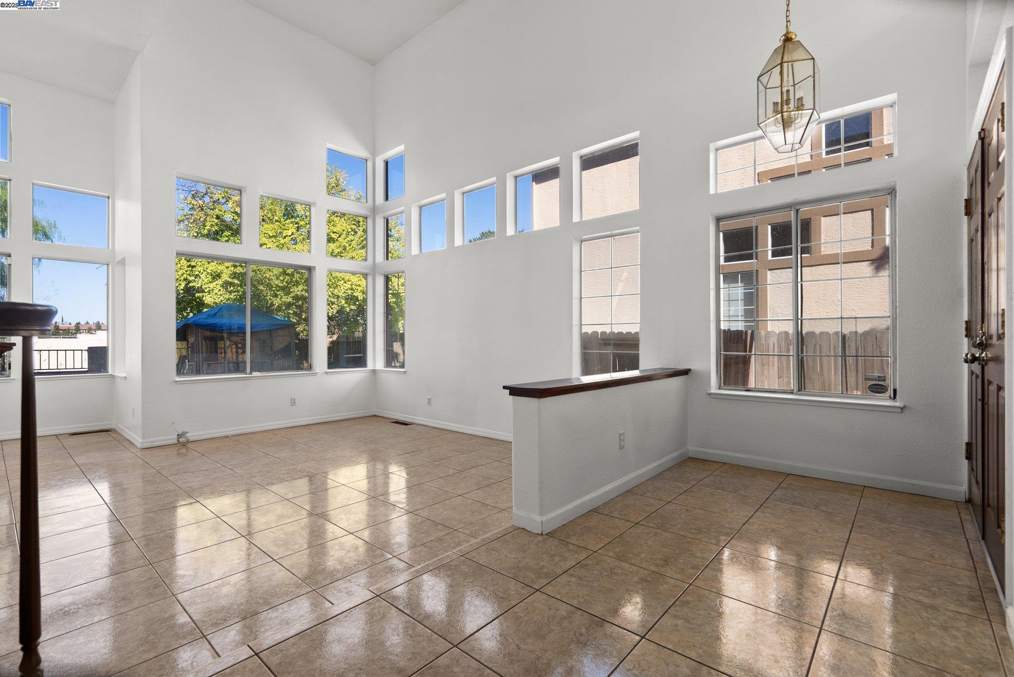 Detail Gallery Image 9 of 47 For 2205 Mark Twain, Antioch,  CA 94531 - 5 Beds | 2/1 Baths