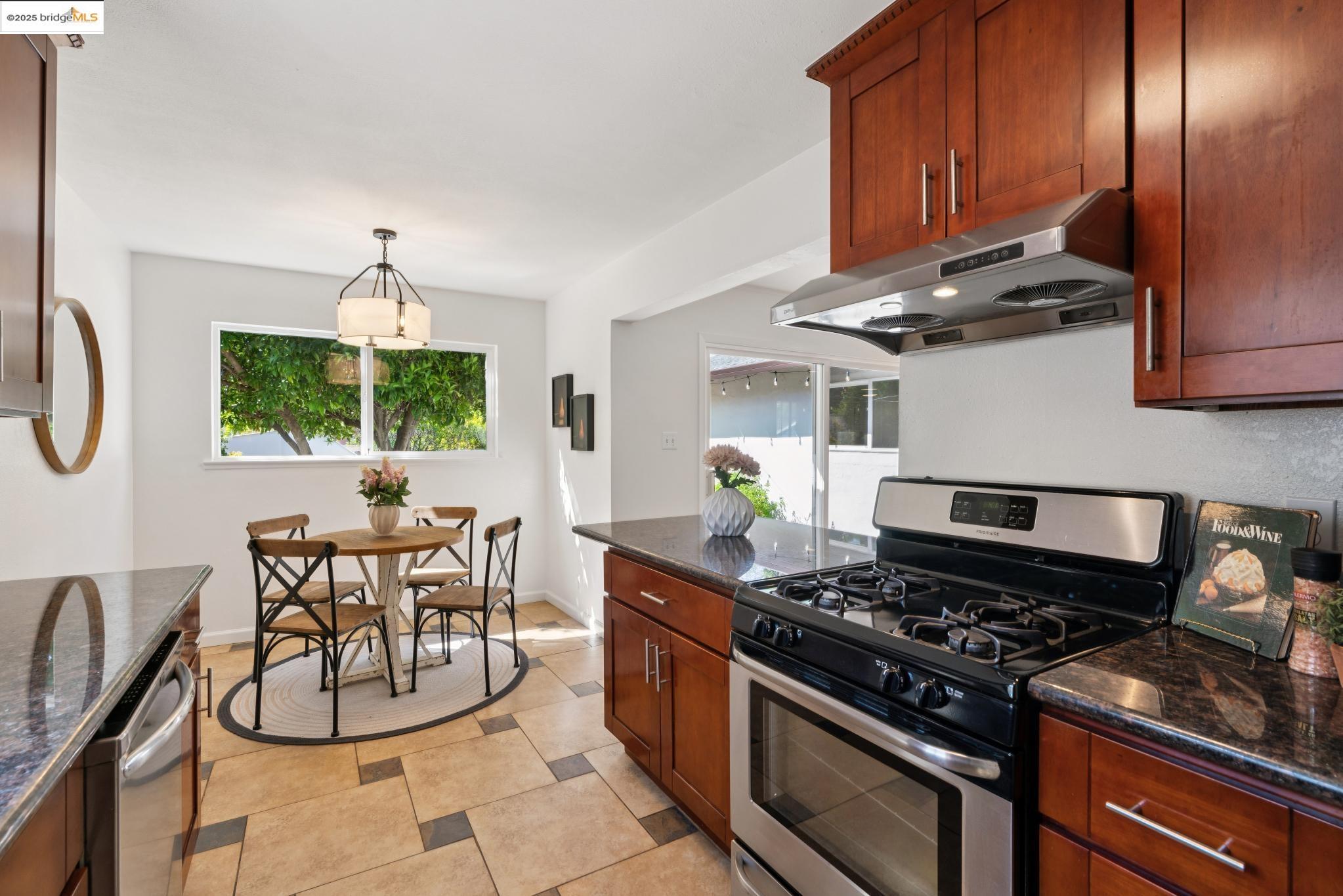 Detail Gallery Image 16 of 43 For 2309 Potrero Ct, Pinole,  CA 94564 - 3 Beds | 2 Baths