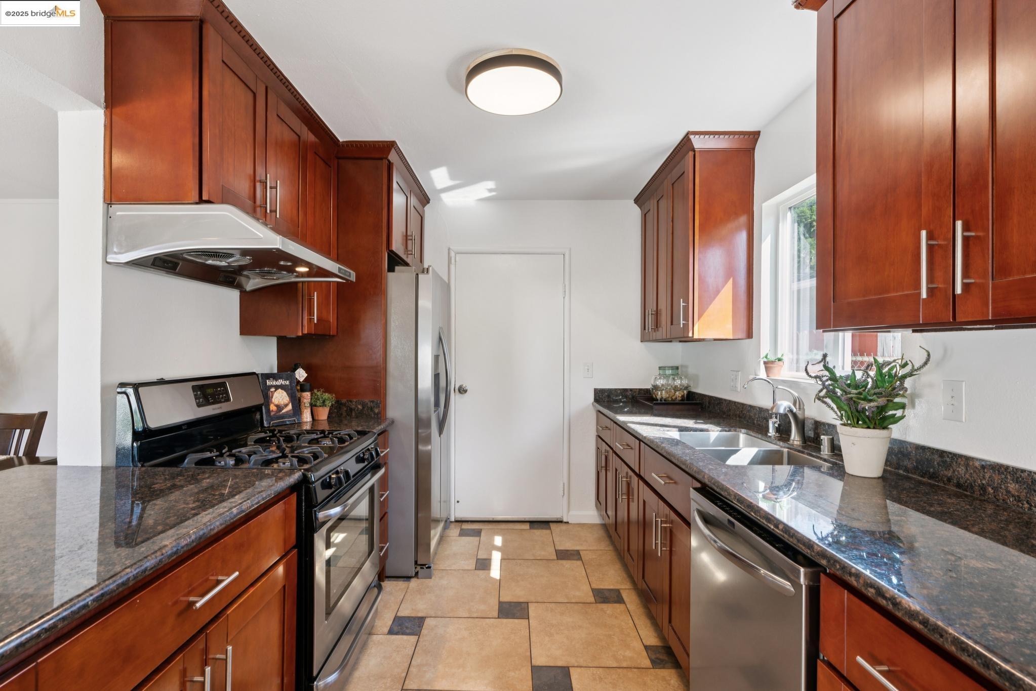 Detail Gallery Image 18 of 43 For 2309 Potrero Ct, Pinole,  CA 94564 - 3 Beds | 2 Baths