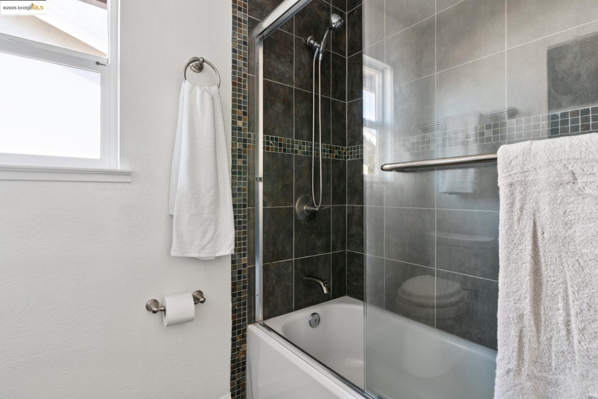 Detail Gallery Image 26 of 43 For 2309 Potrero Ct, Pinole,  CA 94564 - 3 Beds | 2 Baths