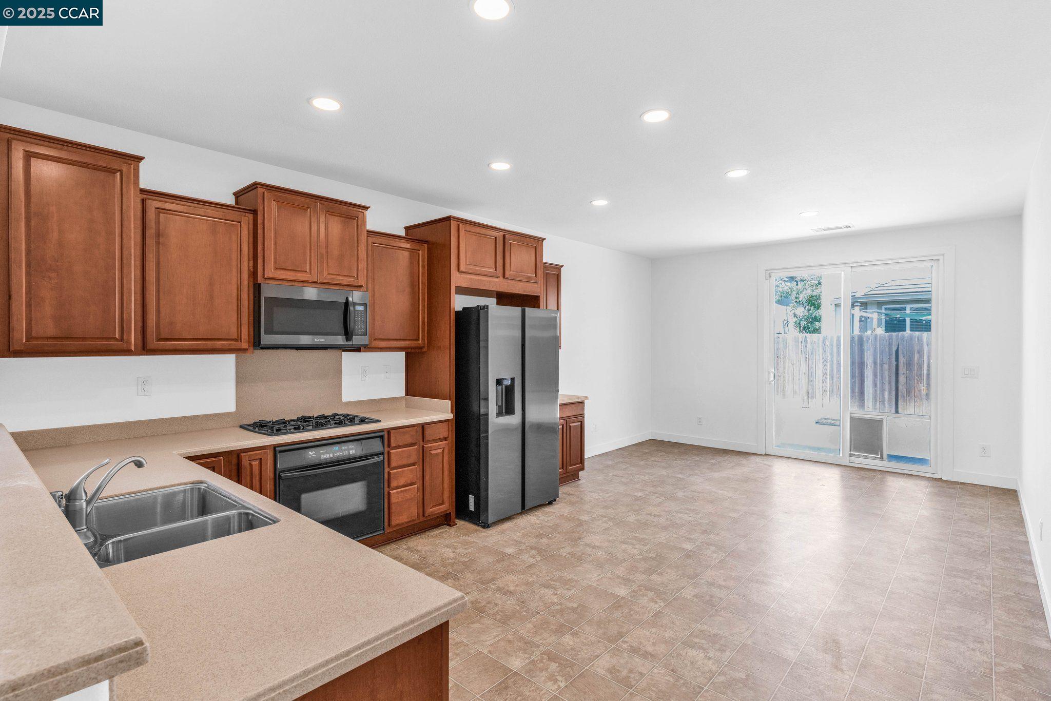 Detail Gallery Image 12 of 37 For 24 Puffin Cir, Oakley,  CA 94561 - 3 Beds | 2/1 Baths