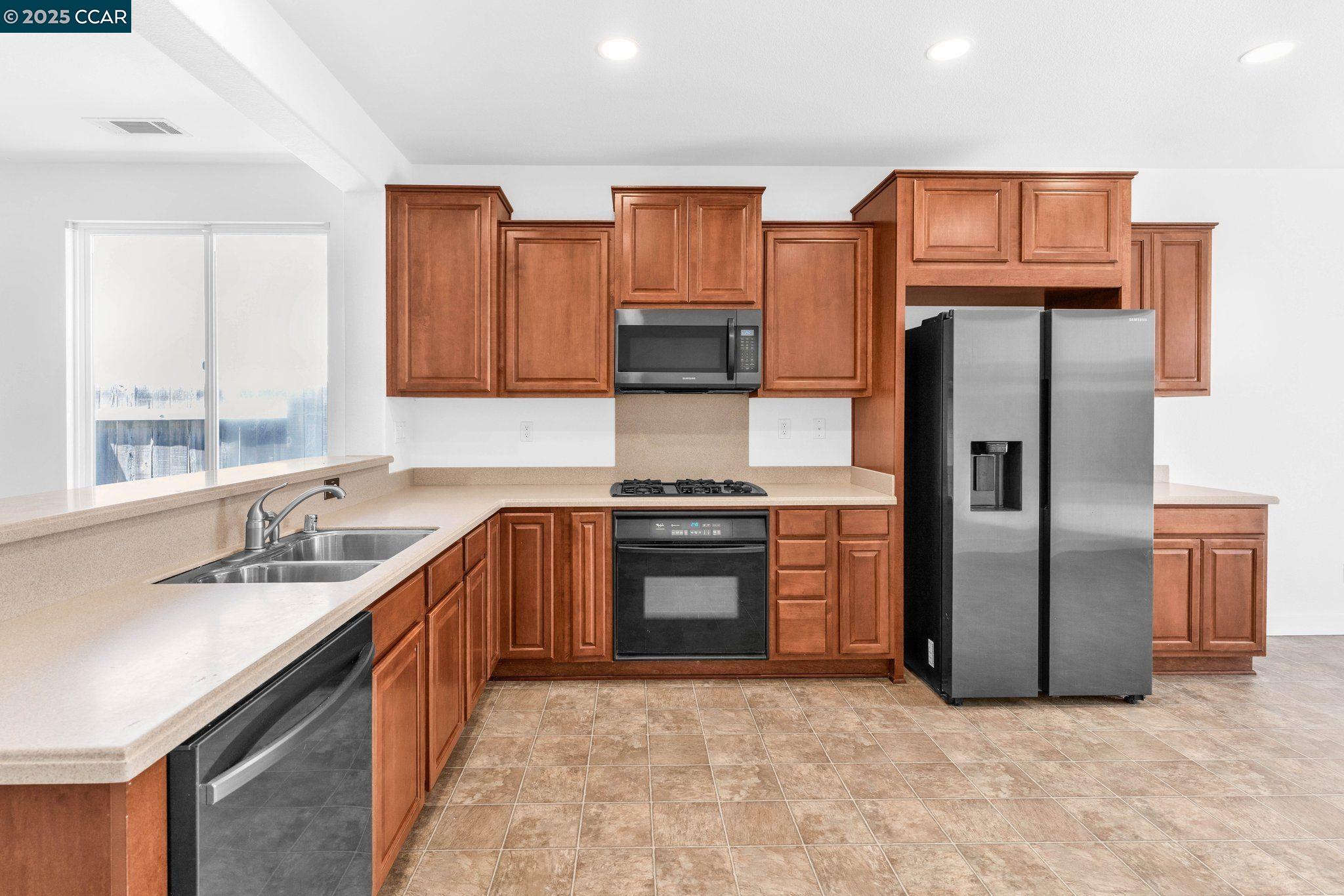 Detail Gallery Image 13 of 37 For 24 Puffin Cir, Oakley,  CA 94561 - 3 Beds | 2/1 Baths