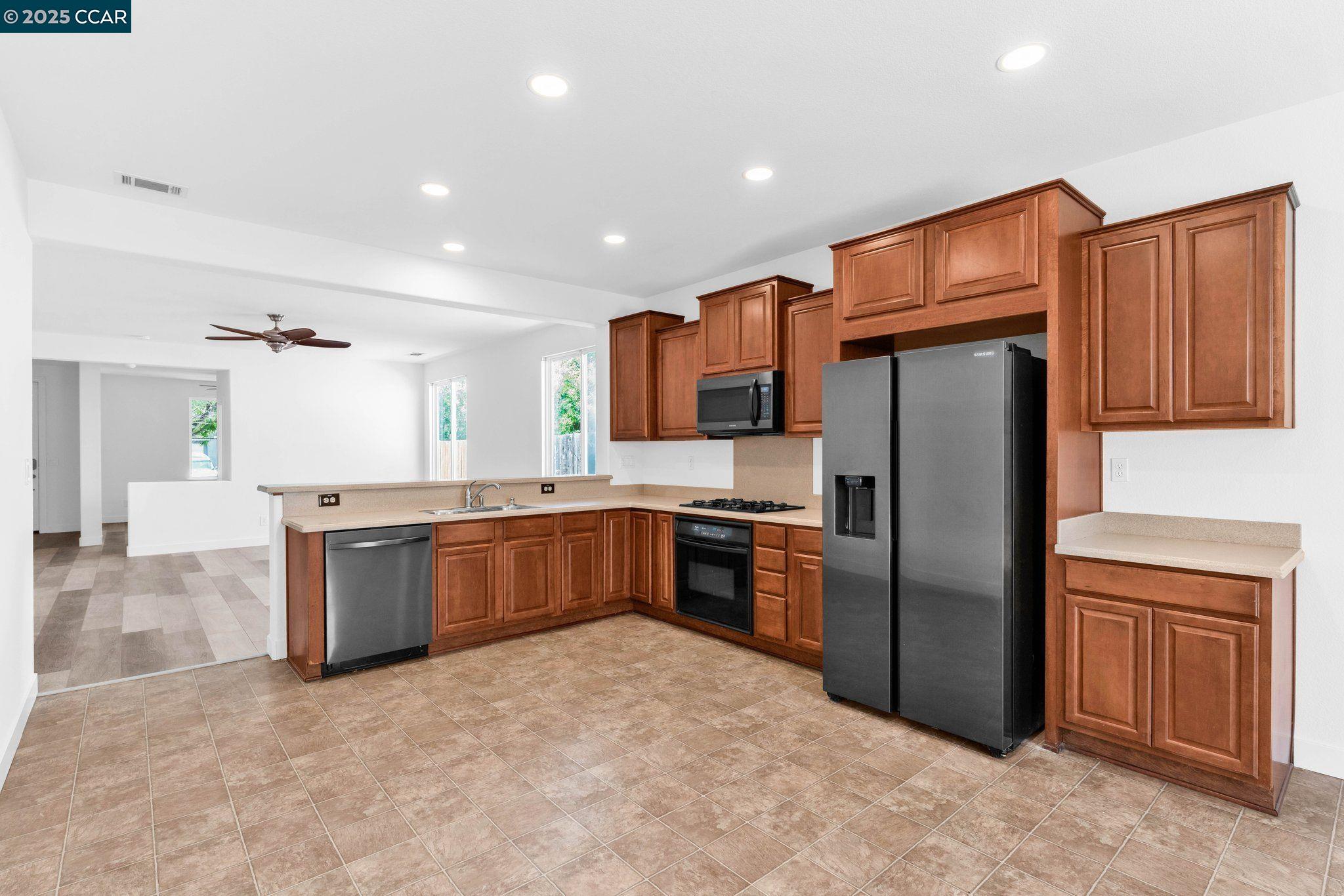 Detail Gallery Image 14 of 37 For 24 Puffin Cir, Oakley,  CA 94561 - 3 Beds | 2/1 Baths