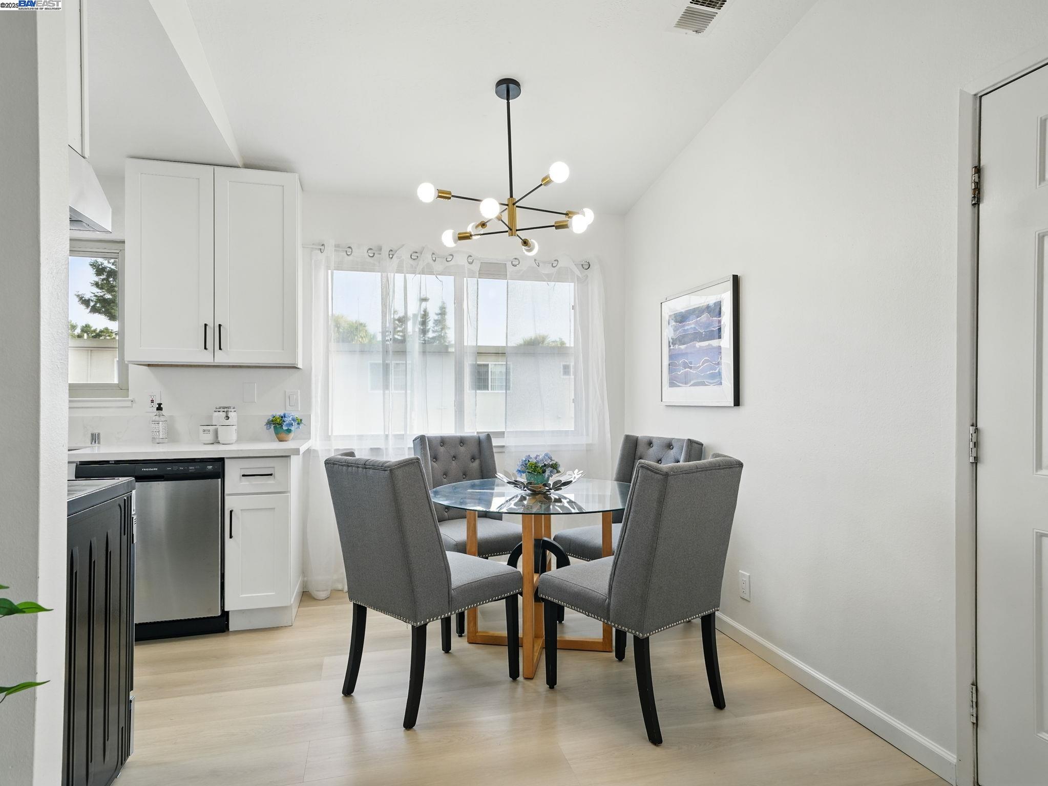 Detail Gallery Image 13 of 34 For 49 Paseo Grande #E,  San Lorenzo,  CA 94580 - 2 Beds | 1/1 Baths