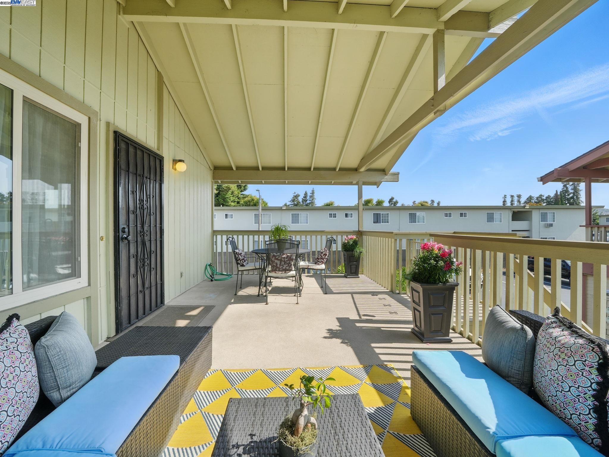Detail Gallery Image 3 of 34 For 49 Paseo Grande #E,  San Lorenzo,  CA 94580 - 2 Beds | 1/1 Baths