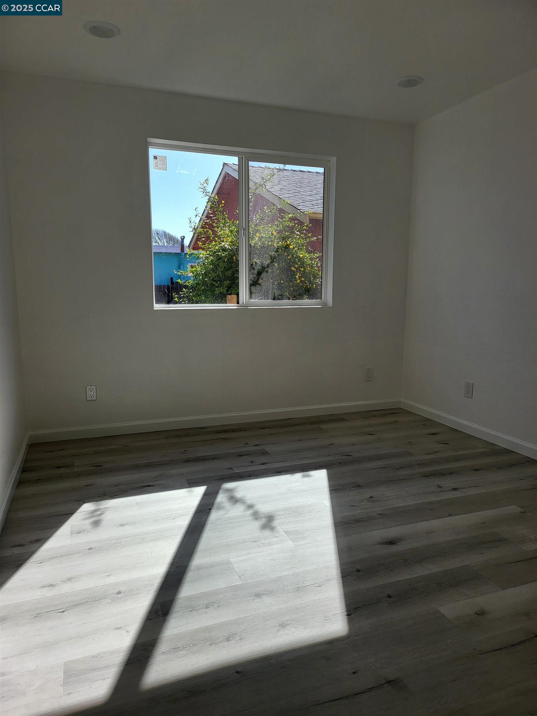 Detail Gallery Image 5 of 7 For 2811 Tulare Ave, Richmond,  CA 94804 - 2 Beds | 1 Baths