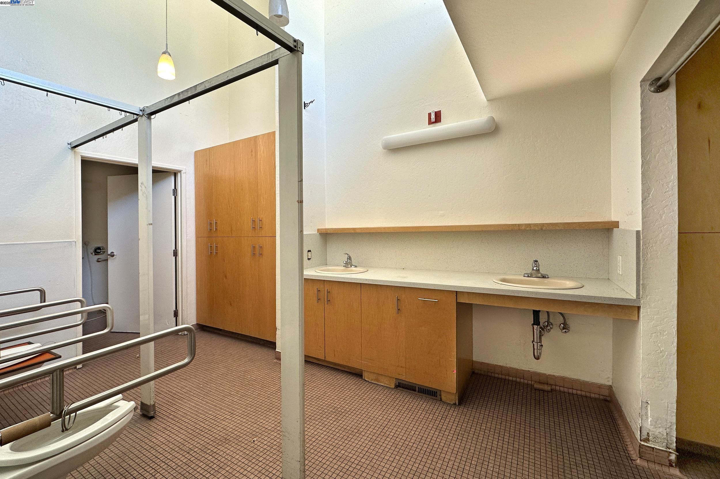 2320 Channing Way, Berkeley, California 94704, ,Commercial Lease,For Rent,2320 Channing Way,41101146