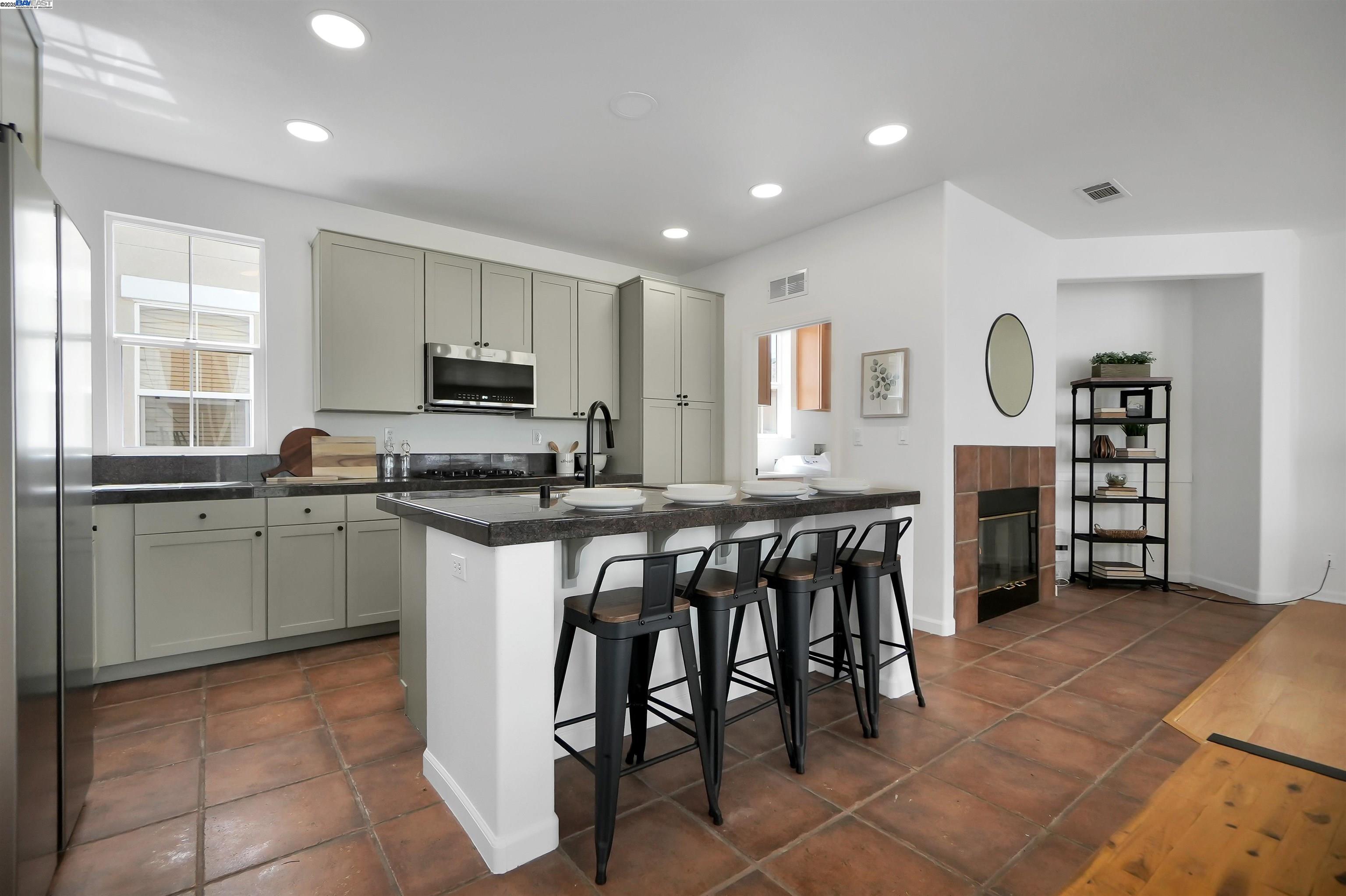 Detail Gallery Image 17 of 59 For 1165 Cottage Ln, Hercules,  CA 94547-2703 - 3 Beds | 3 Baths