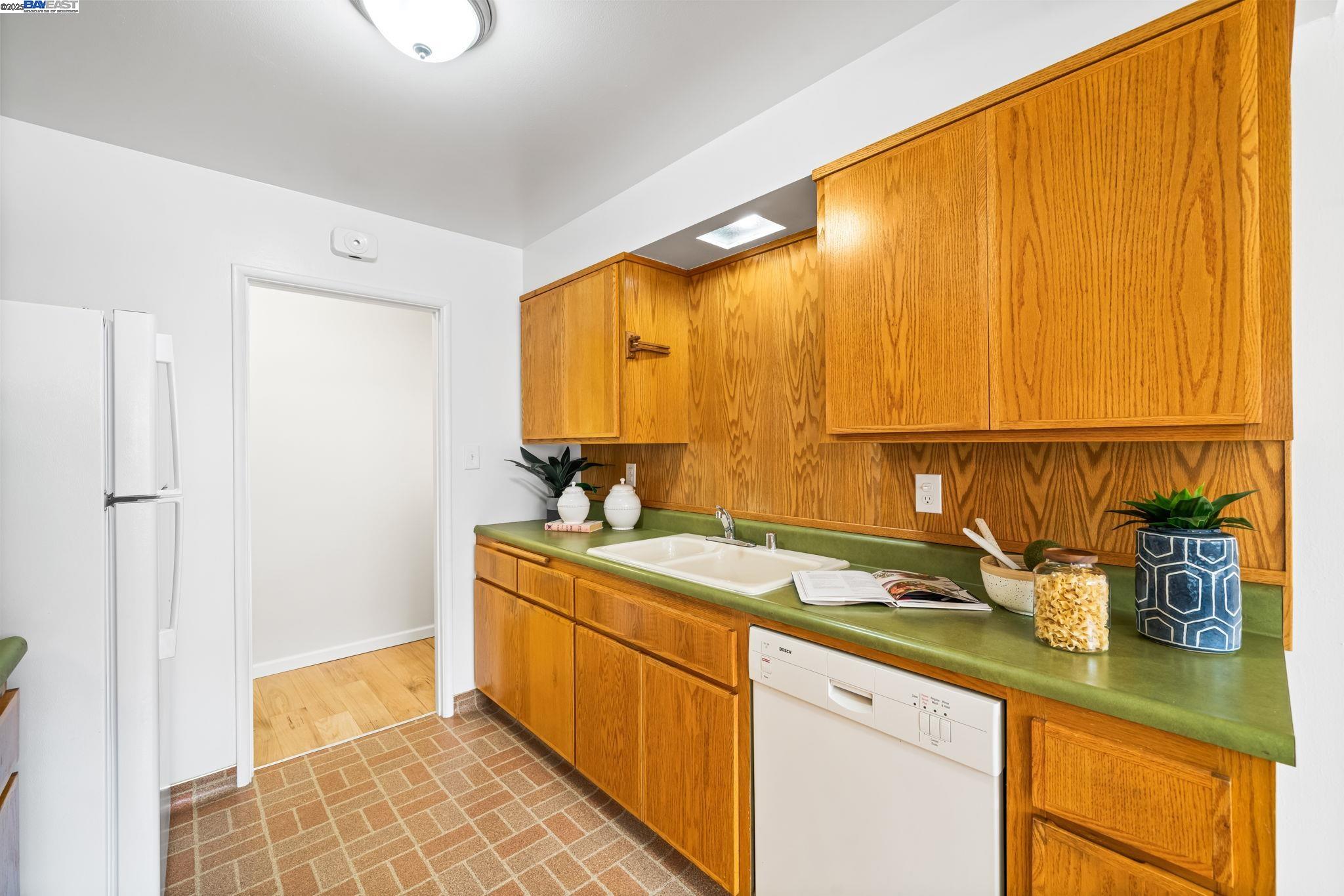 Detail Gallery Image 11 of 27 For 2131 via Murietta, San Lorenzo,  CA 94580 - 3 Beds | 2 Baths