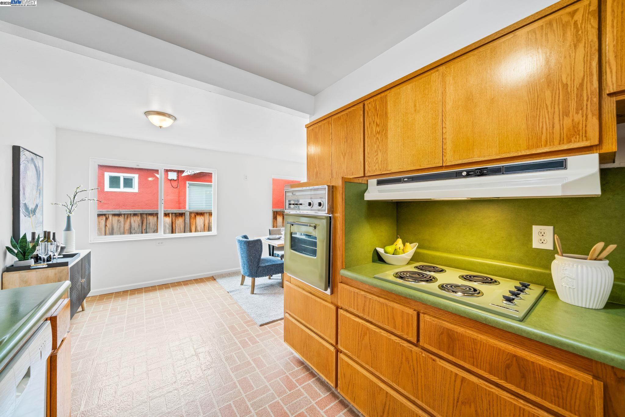 Detail Gallery Image 13 of 27 For 2131 via Murietta, San Lorenzo,  CA 94580 - 3 Beds | 2 Baths