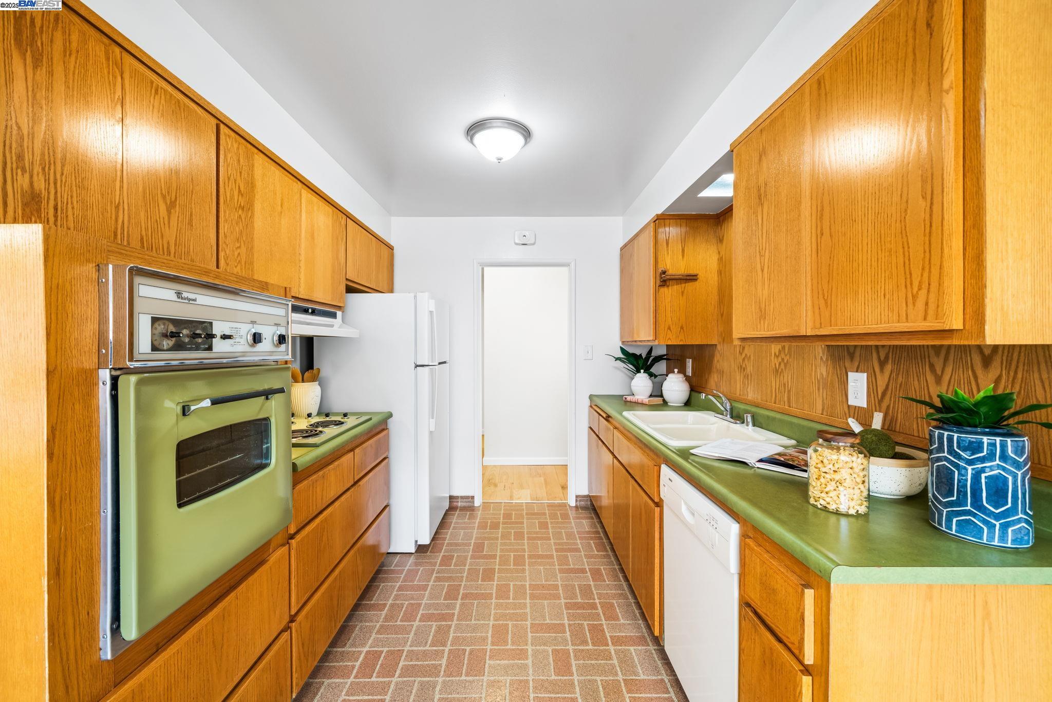 Detail Gallery Image 10 of 27 For 2131 via Murietta, San Lorenzo,  CA 94580 - 3 Beds | 2 Baths