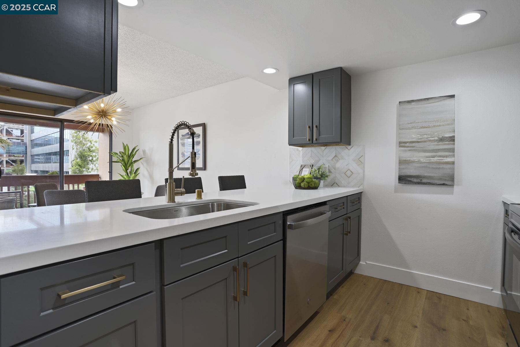 Detail Gallery Image 3 of 31 For 490 Mariners Island Blvd. #211,  San Mateo,  CA 94404 - 1 Beds | 1 Baths