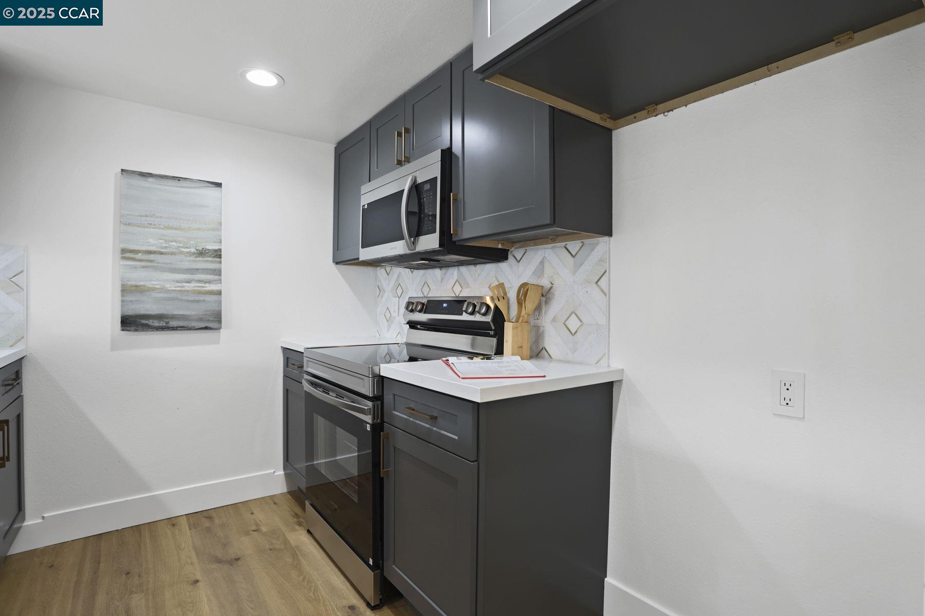 Detail Gallery Image 4 of 31 For 490 Mariners Island Blvd. #211,  San Mateo,  CA 94404 - 1 Beds | 1 Baths