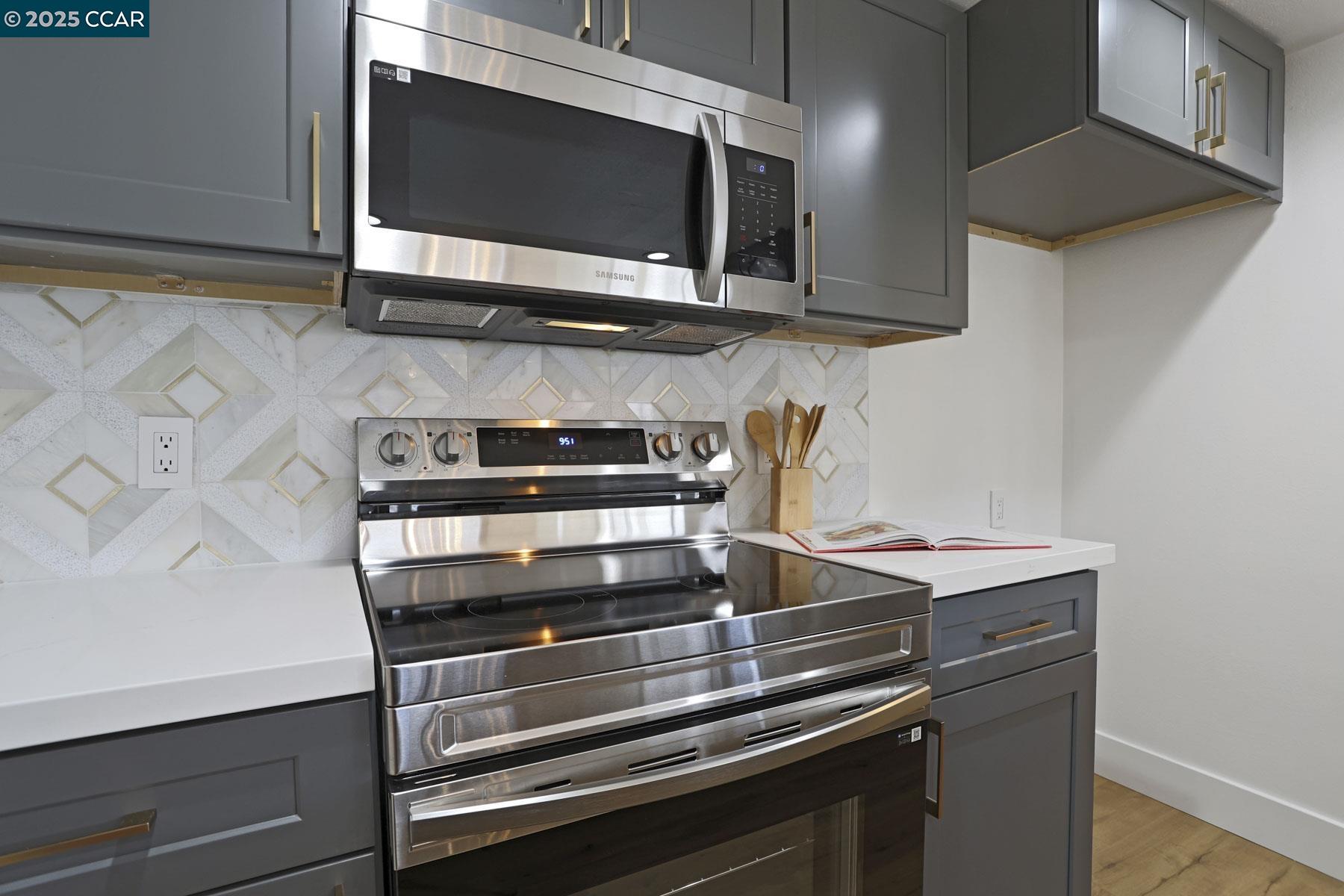 Detail Gallery Image 6 of 31 For 490 Mariners Island Blvd. #211,  San Mateo,  CA 94404 - 1 Beds | 1 Baths