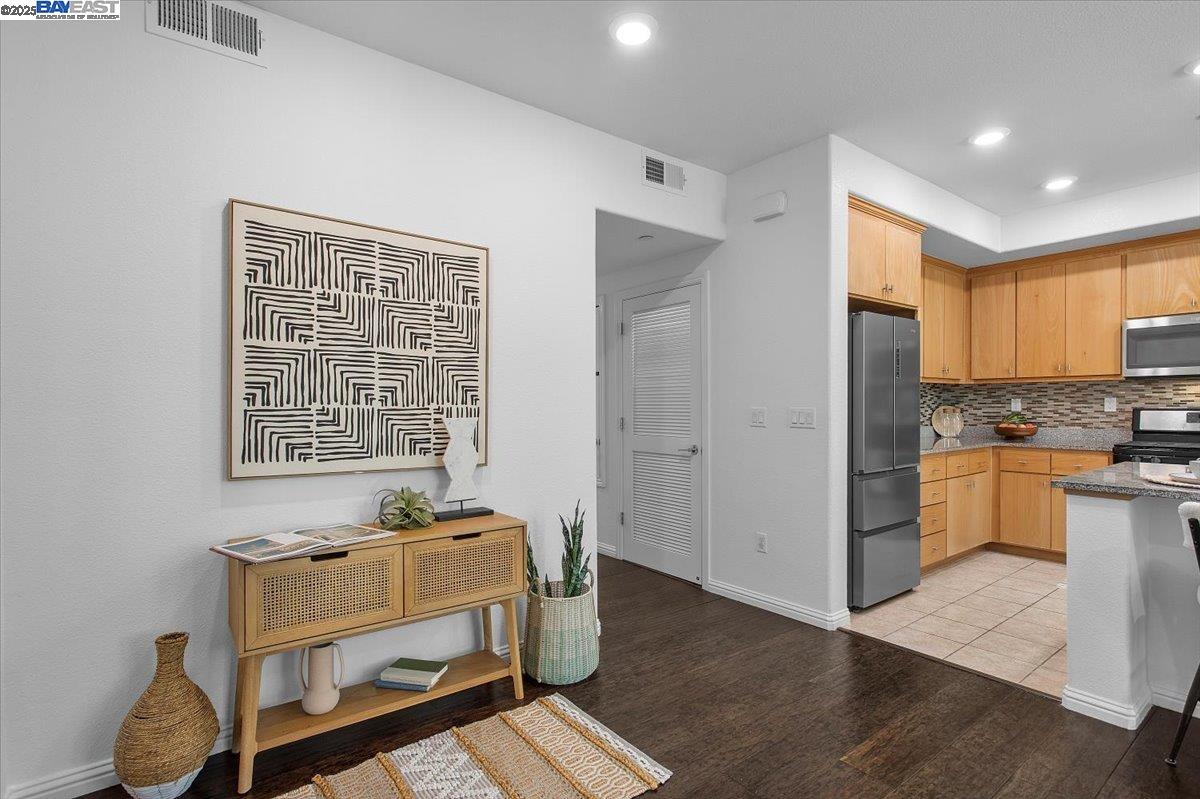 Detail Gallery Image 2 of 22 For 2071 Mahuron Cir, San Jose,  CA 95133 - 3 Beds | 2 Baths