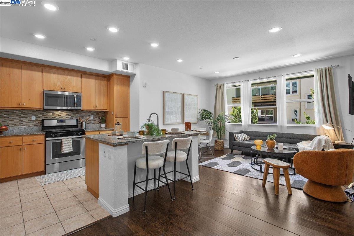 Detail Gallery Image 4 of 22 For 2071 Mahuron Cir, San Jose,  CA 95133 - 3 Beds | 2 Baths