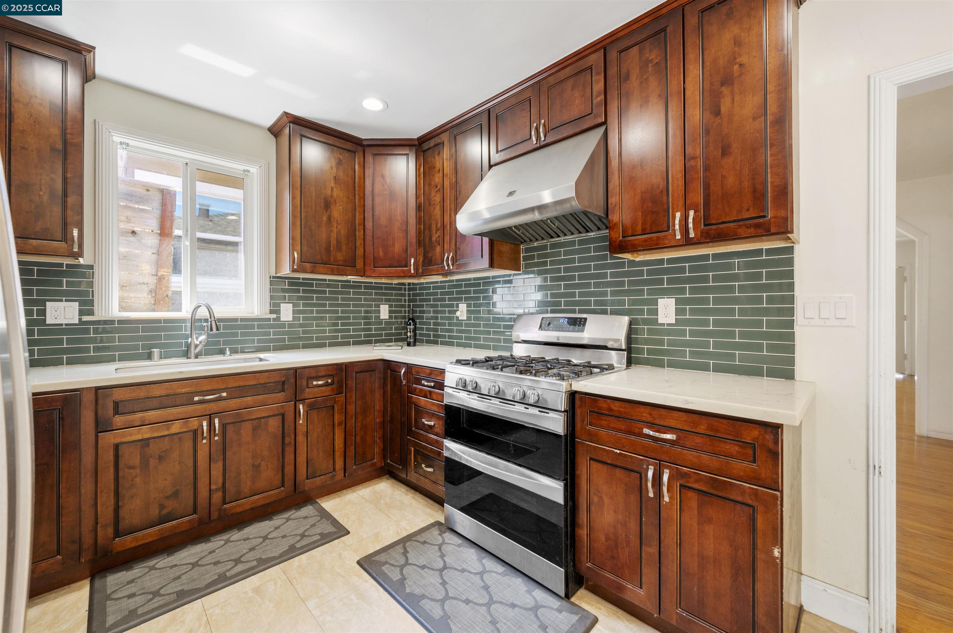 Detail Gallery Image 11 of 35 For 10536 Sheldon St, Oakland,  CA 94605 - 5 Beds | 2 Baths