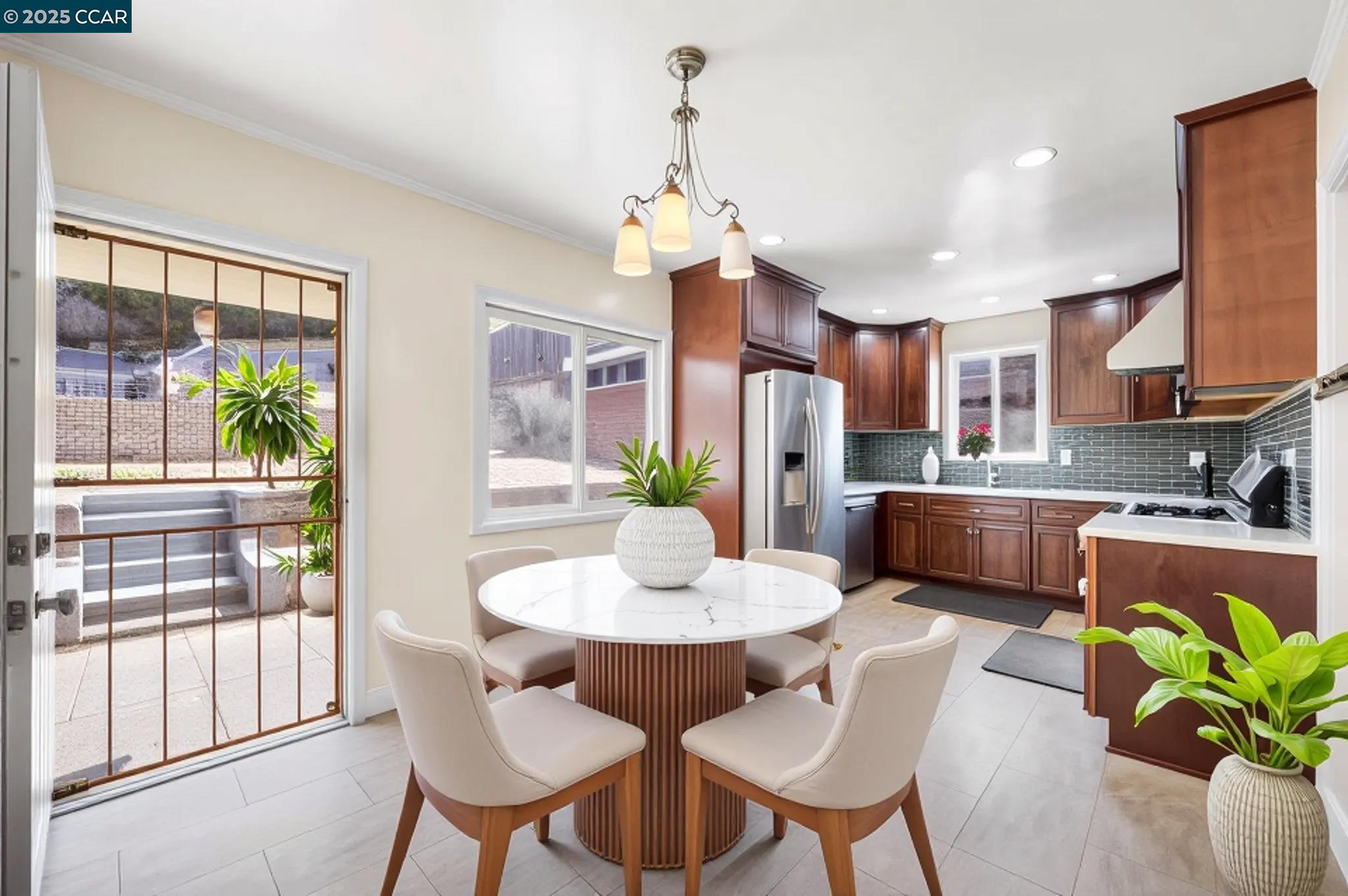 Detail Gallery Image 12 of 35 For 10536 Sheldon St, Oakland,  CA 94605 - 5 Beds | 2 Baths