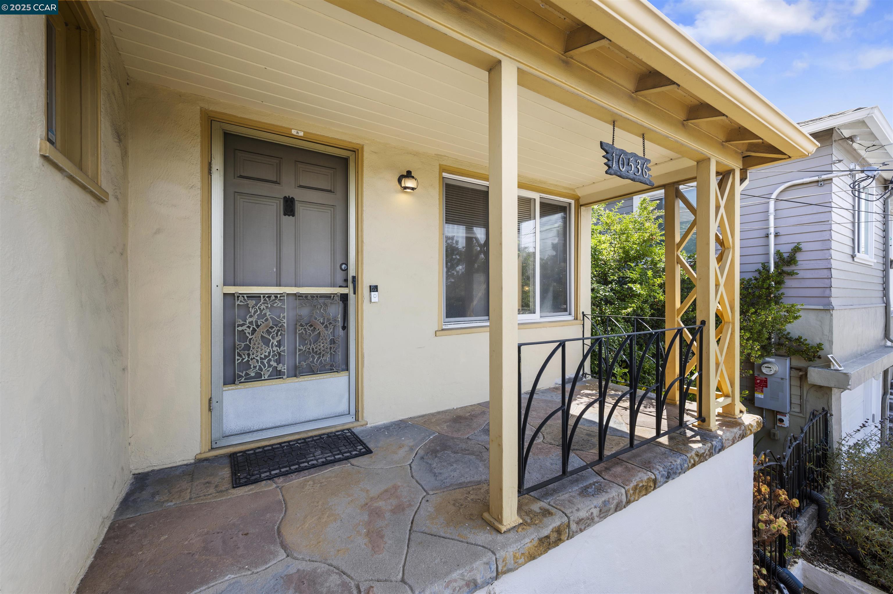 Detail Gallery Image 3 of 35 For 10536 Sheldon St, Oakland,  CA 94605 - 5 Beds | 2 Baths