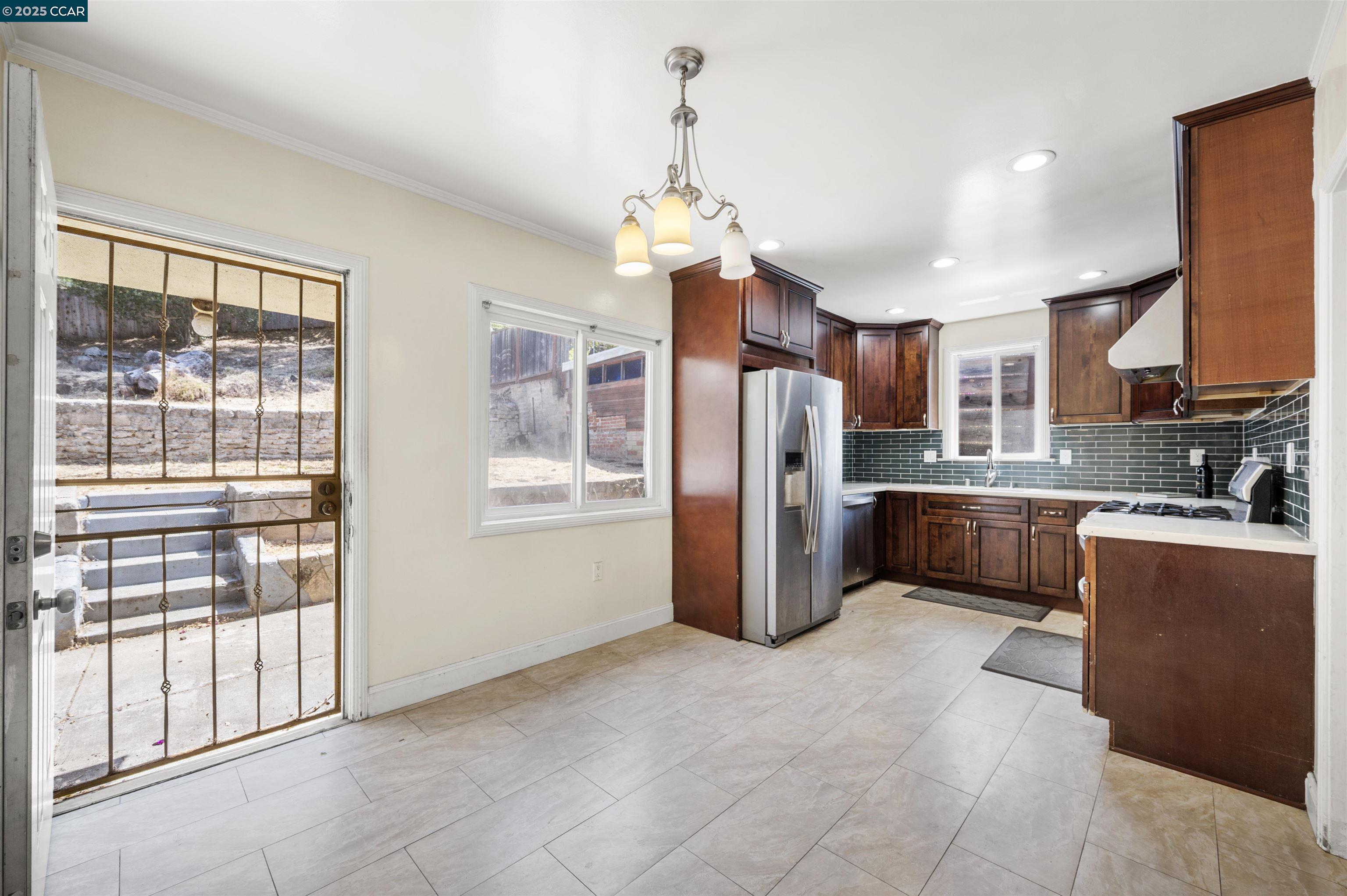 Detail Gallery Image 9 of 35 For 10536 Sheldon St, Oakland,  CA 94605 - 5 Beds | 2 Baths