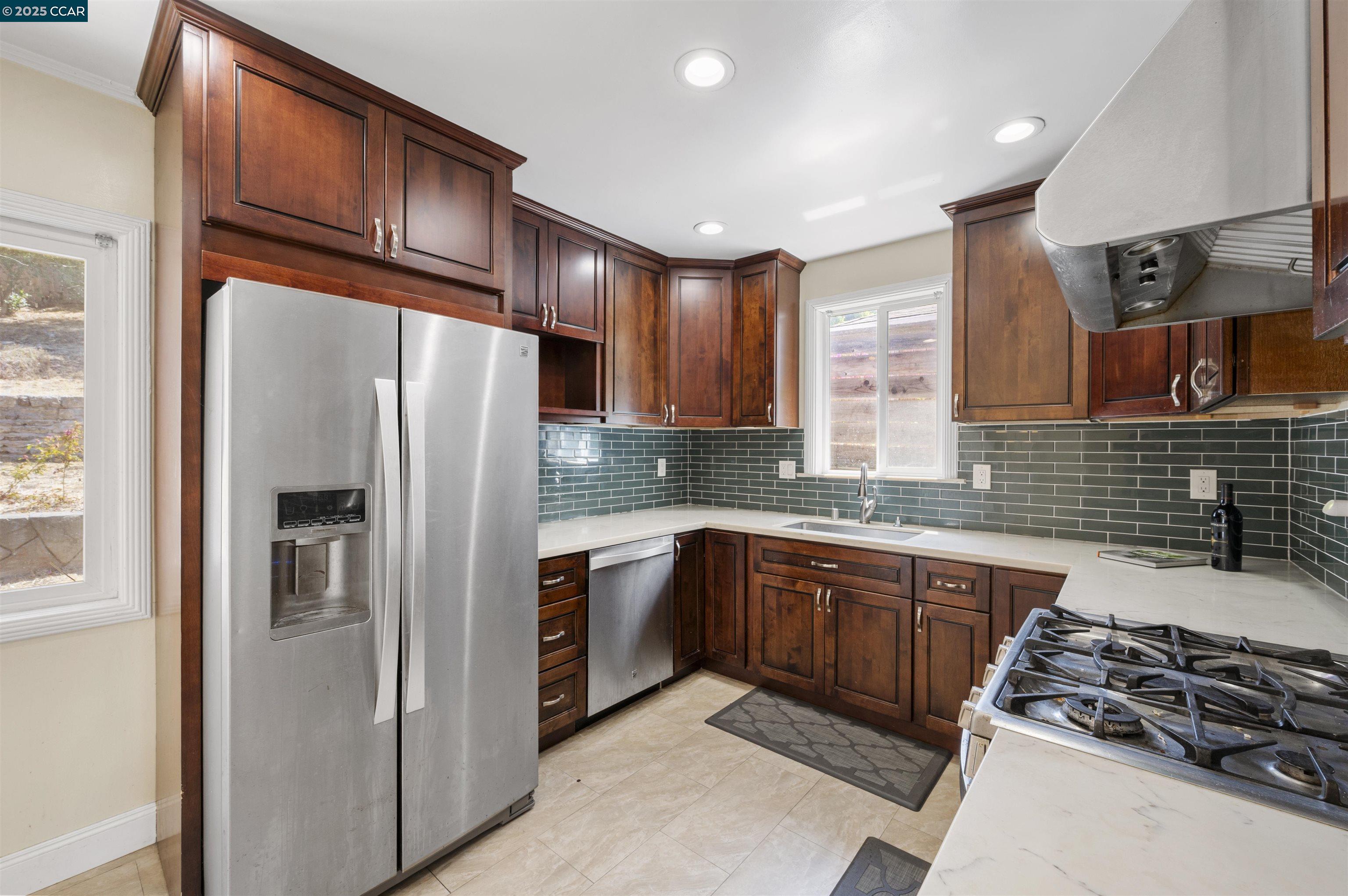 Detail Gallery Image 10 of 35 For 10536 Sheldon St, Oakland,  CA 94605 - 5 Beds | 2 Baths