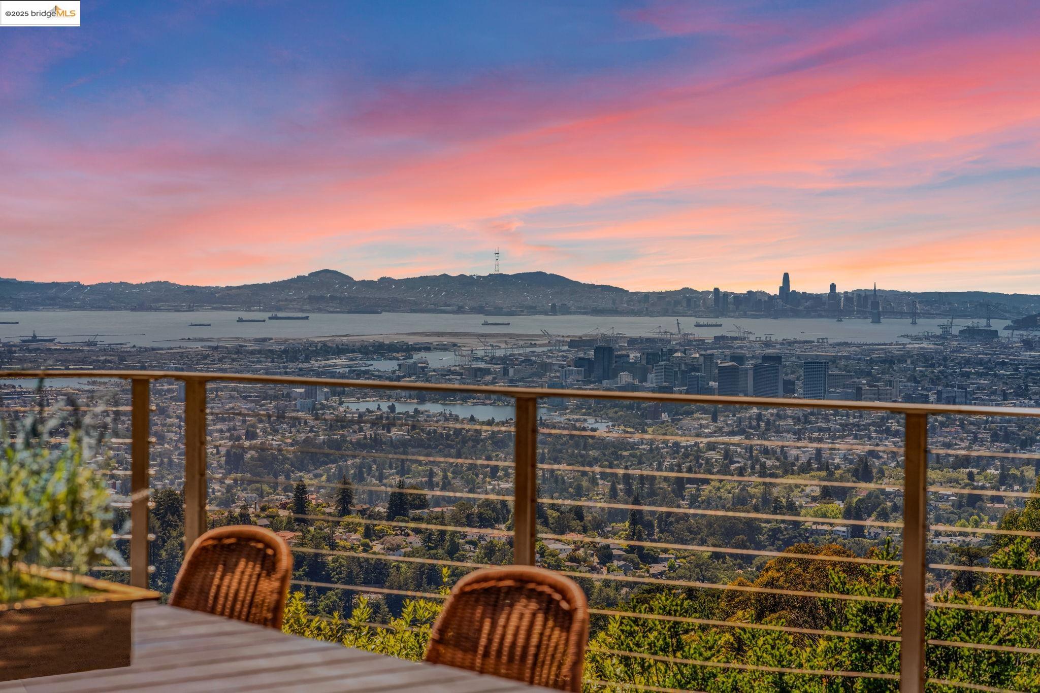 Detail Gallery Image 1 of 1 For 25 Holyrood Manor, Oakland,  CA 94611 - 3 Beds | 3/1 Baths