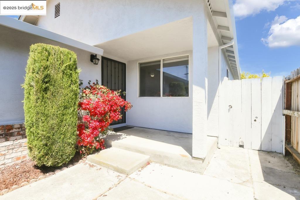 Detail Gallery Image 3 of 26 For 2740 14th St, San Pablo,  CA 94806 - 3 Beds | 2 Baths