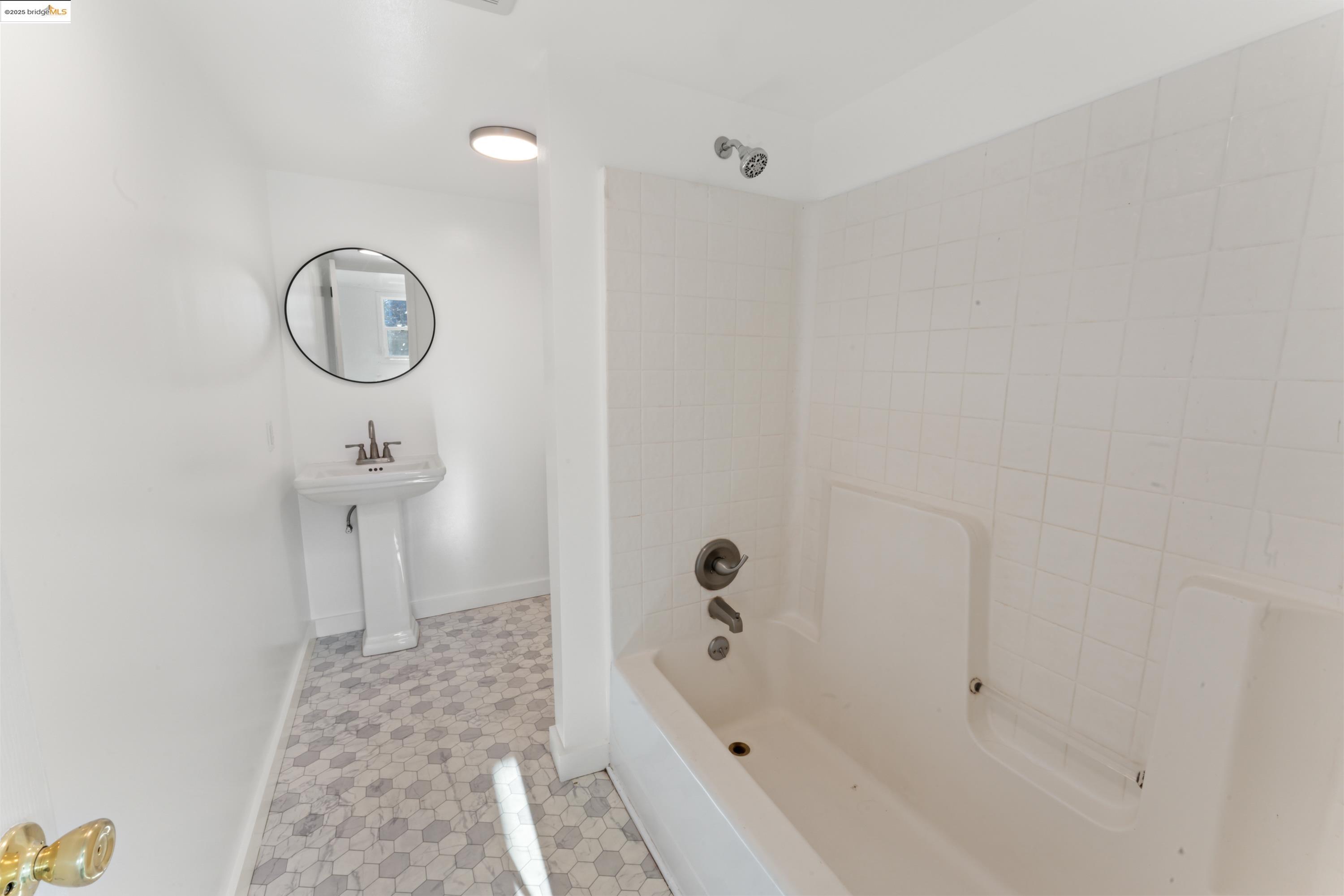 Detail Gallery Image 13 of 22 For 1213 Egbert Avenue, San Francisco,  CA 94124 - 3 Beds | 1 Baths