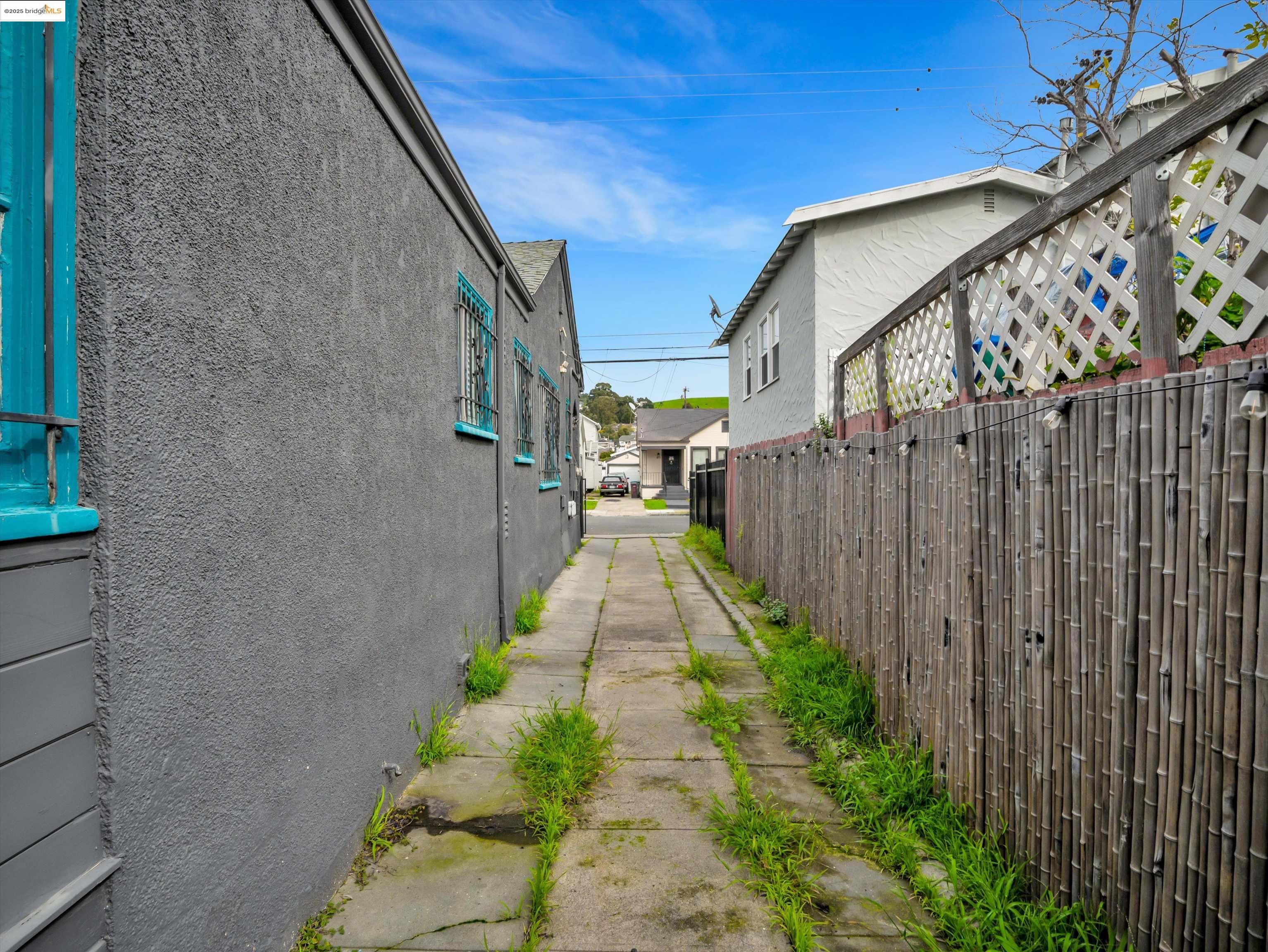 8127 Hillside St, Oakland, California 94605, 2 Bedrooms Bedrooms, 4 Rooms Rooms,1 BathroomBathrooms,Residential,For Sale,8127 Hillside St,41101242