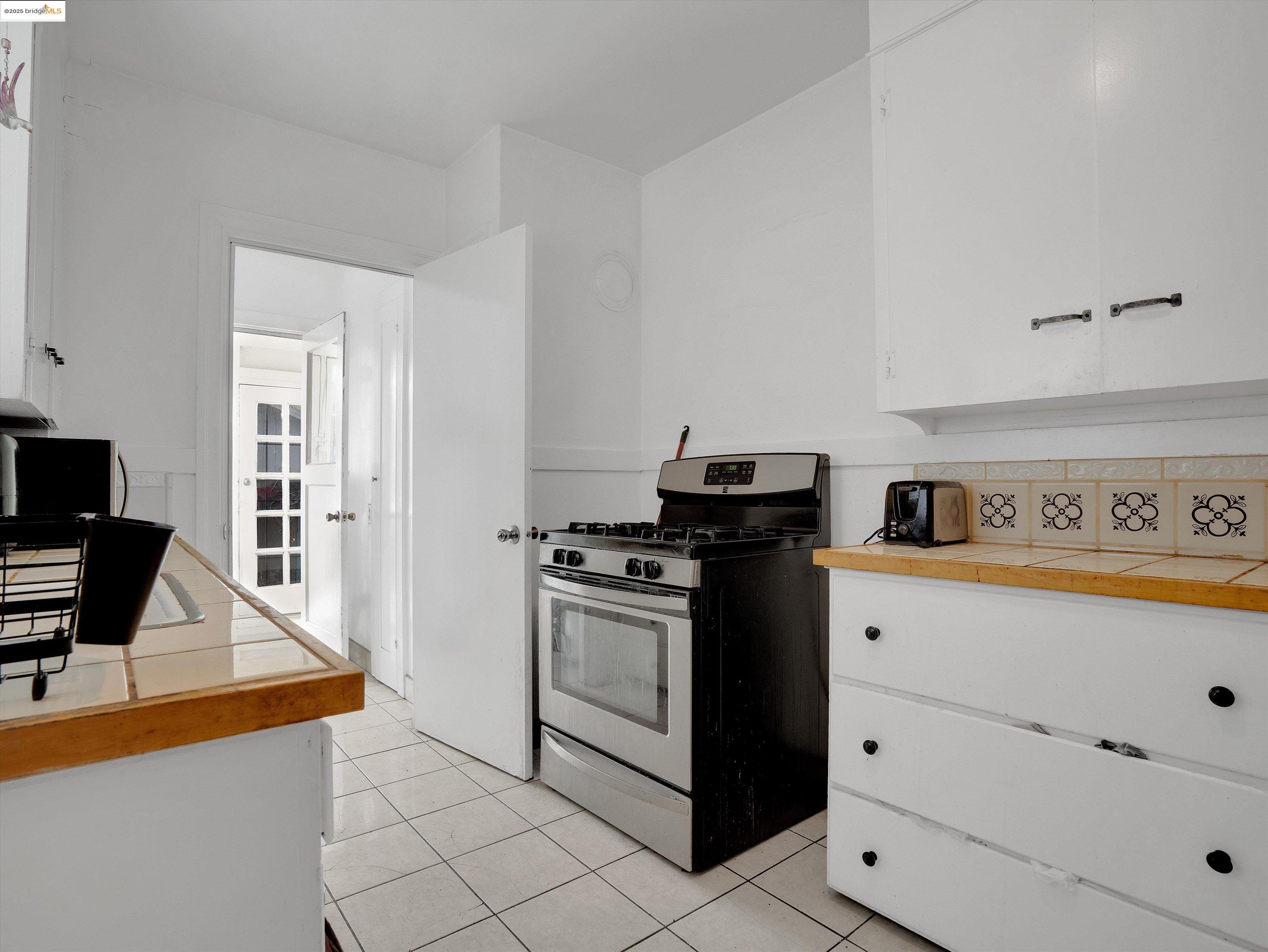8127 Hillside St, Oakland, California 94605, 2 Bedrooms Bedrooms, 4 Rooms Rooms,1 BathroomBathrooms,Residential,For Sale,8127 Hillside St,41101242