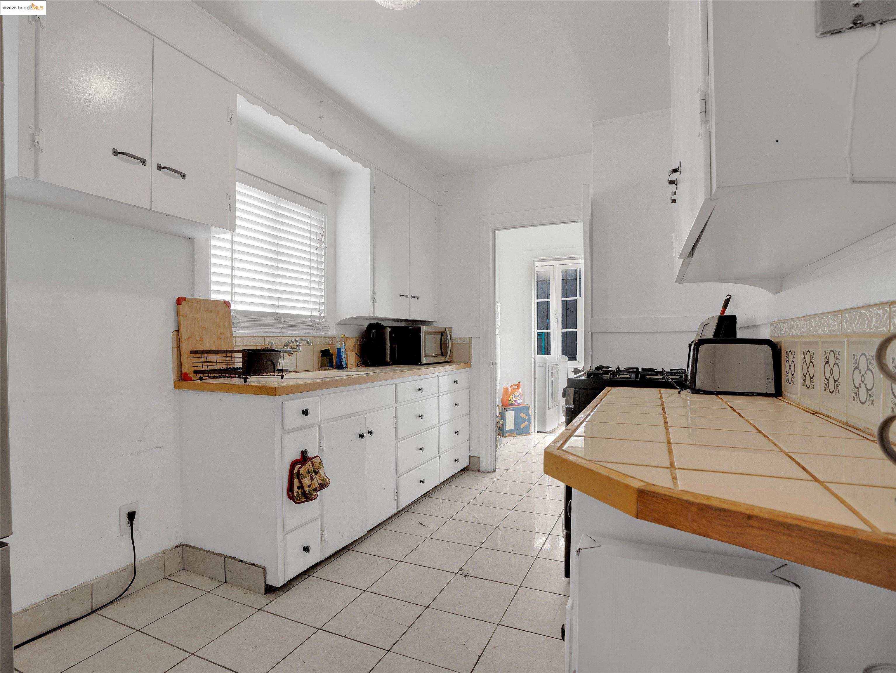 8127 Hillside St, Oakland, California 94605, 2 Bedrooms Bedrooms, 4 Rooms Rooms,1 BathroomBathrooms,Residential,For Sale,8127 Hillside St,41101242