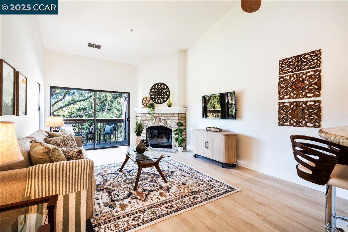 Detail Gallery Image 7 of 55 For 1733 S Villa Way, Walnut Creek,  CA 94595 - 2 Beds | 1/1 Baths