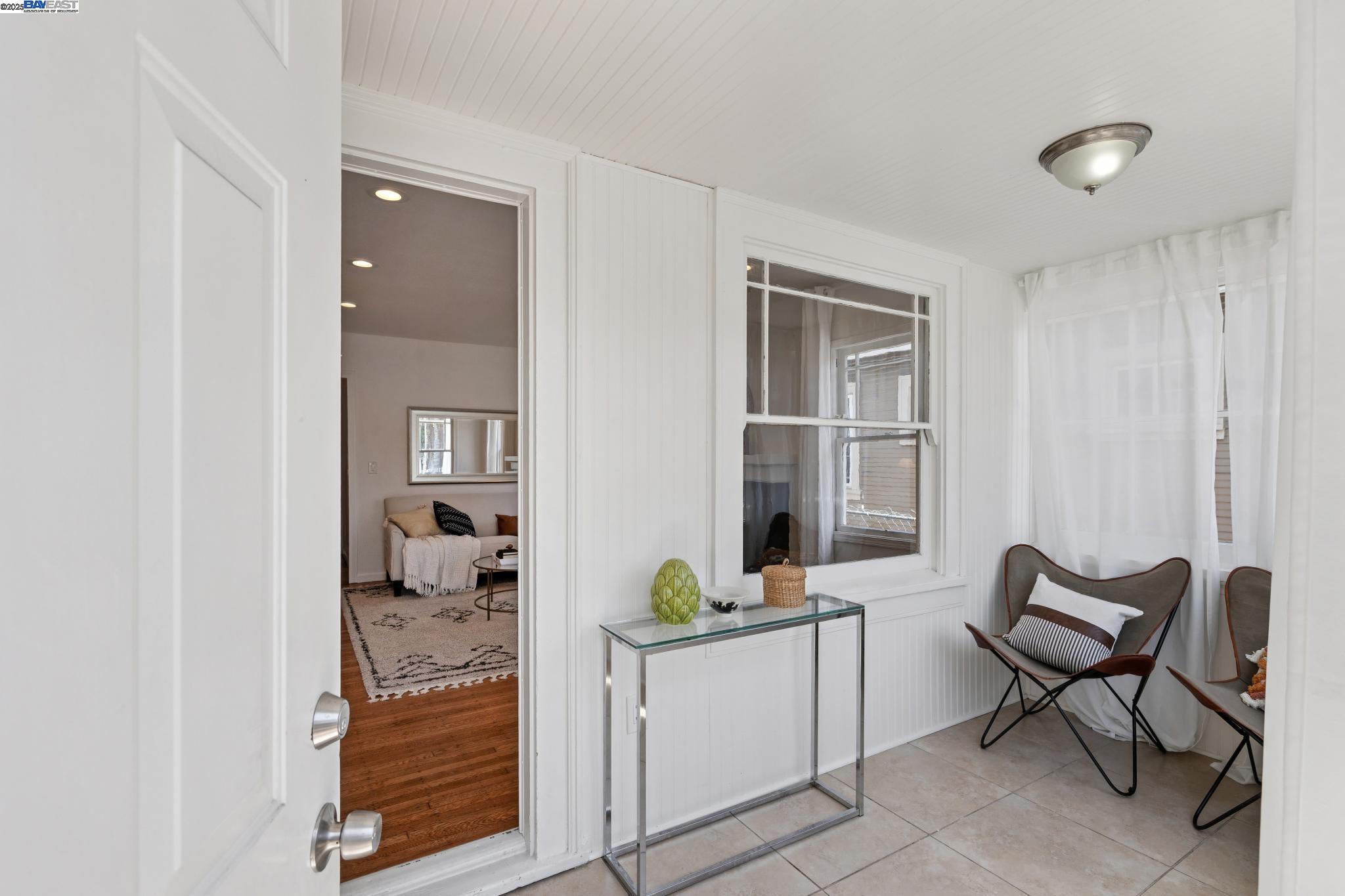 Detail Gallery Image 2 of 43 For 1921 87th Ave, Oakland,  CA 94621 - 2 Beds | 1/1 Baths