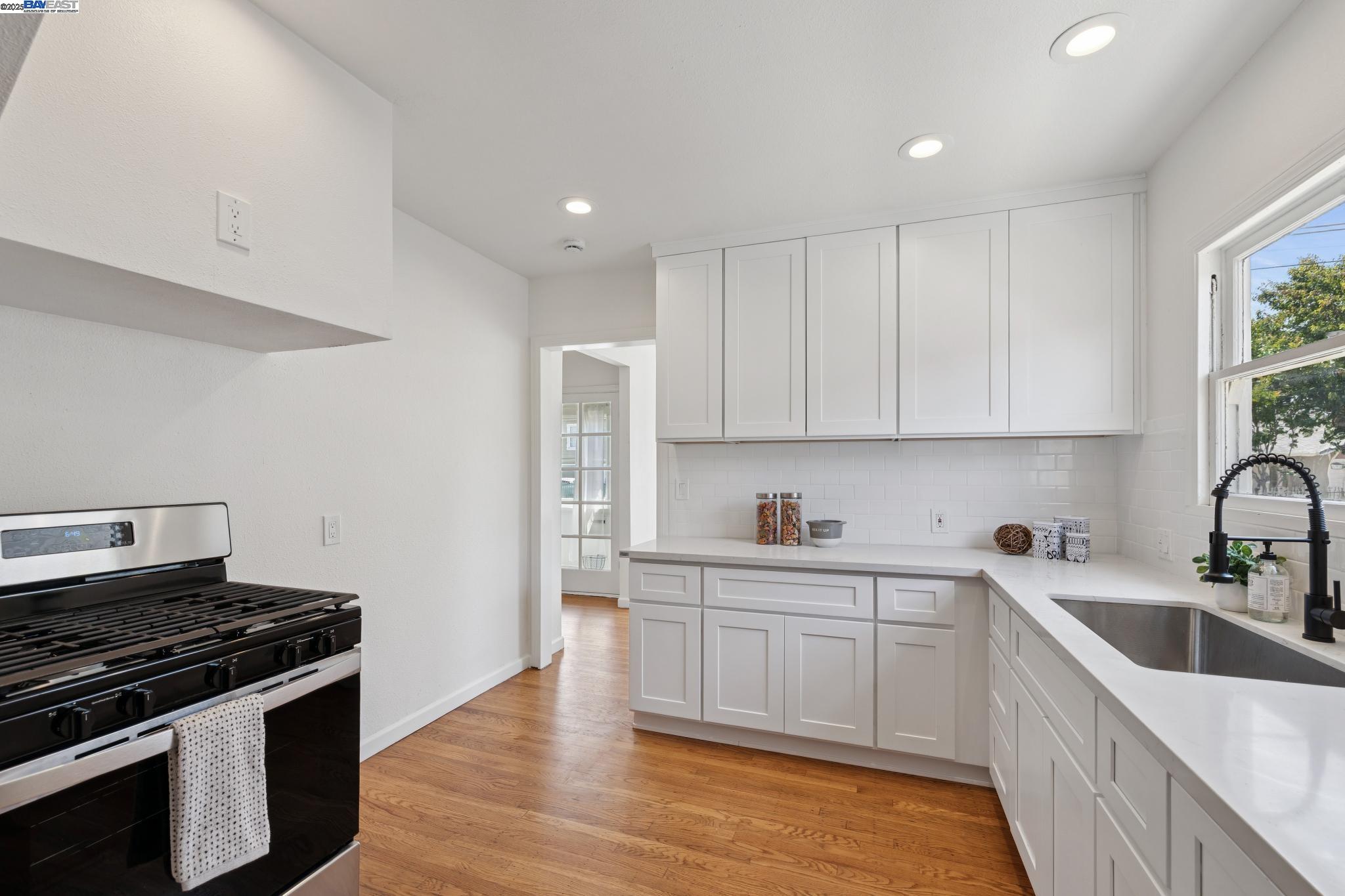 Detail Gallery Image 13 of 43 For 1921 87th Ave, Oakland,  CA 94621 - 2 Beds | 1/1 Baths
