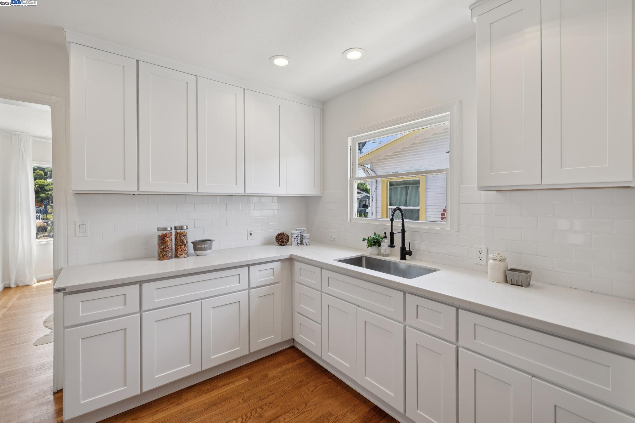 Detail Gallery Image 14 of 43 For 1921 87th Ave, Oakland,  CA 94621 - 2 Beds | 1/1 Baths