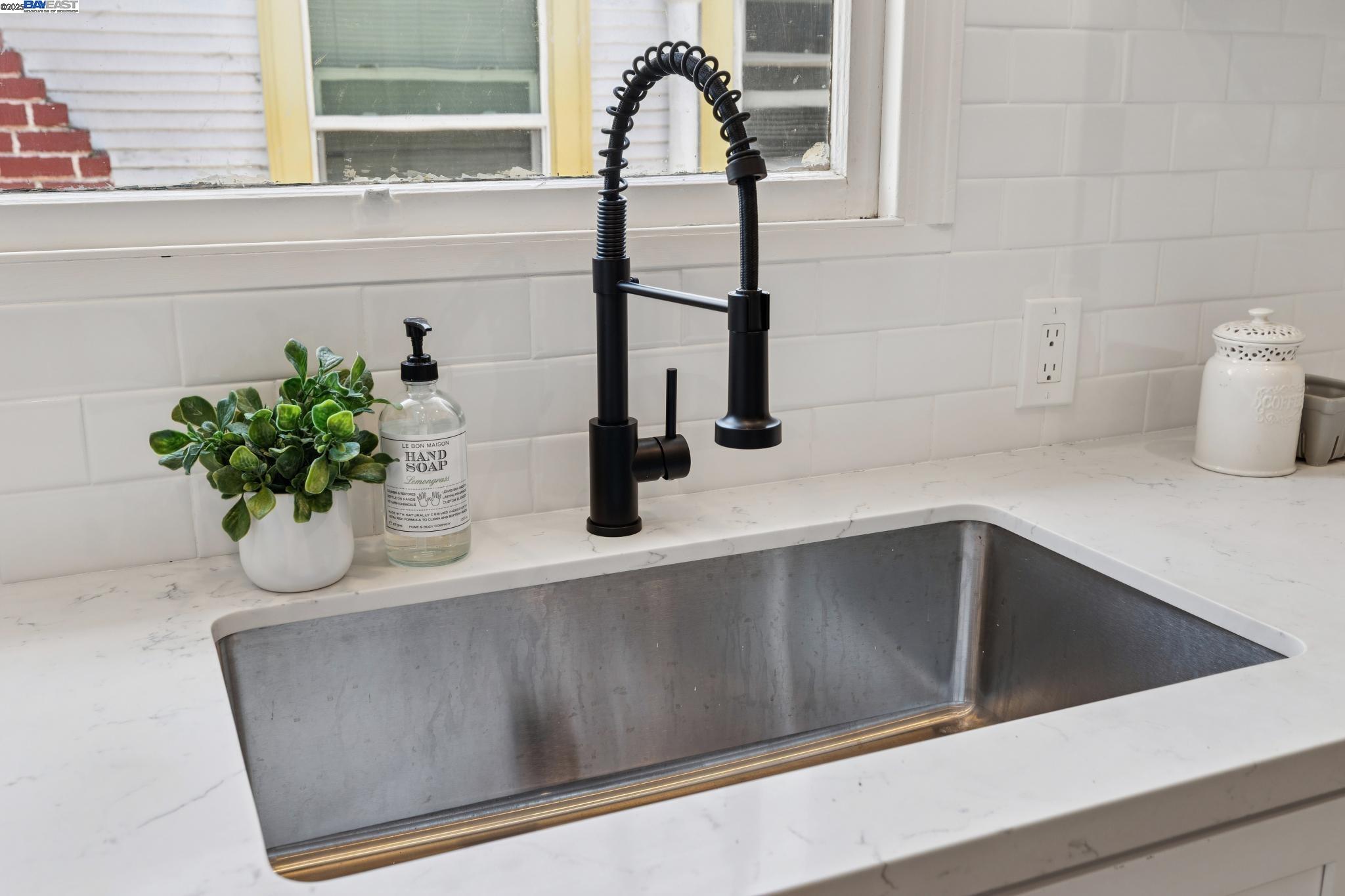 Detail Gallery Image 15 of 43 For 1921 87th Ave, Oakland,  CA 94621 - 2 Beds | 1/1 Baths