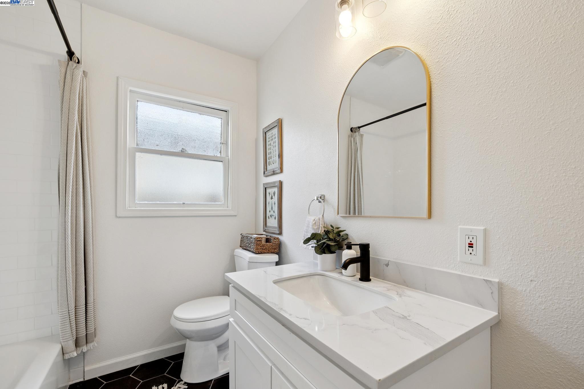 Detail Gallery Image 22 of 43 For 1921 87th Ave, Oakland,  CA 94621 - 2 Beds | 1/1 Baths
