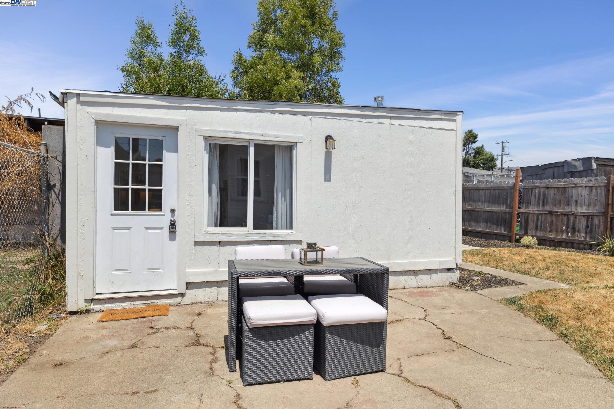 Detail Gallery Image 26 of 43 For 1921 87th Ave, Oakland,  CA 94621 - 2 Beds | 1/1 Baths