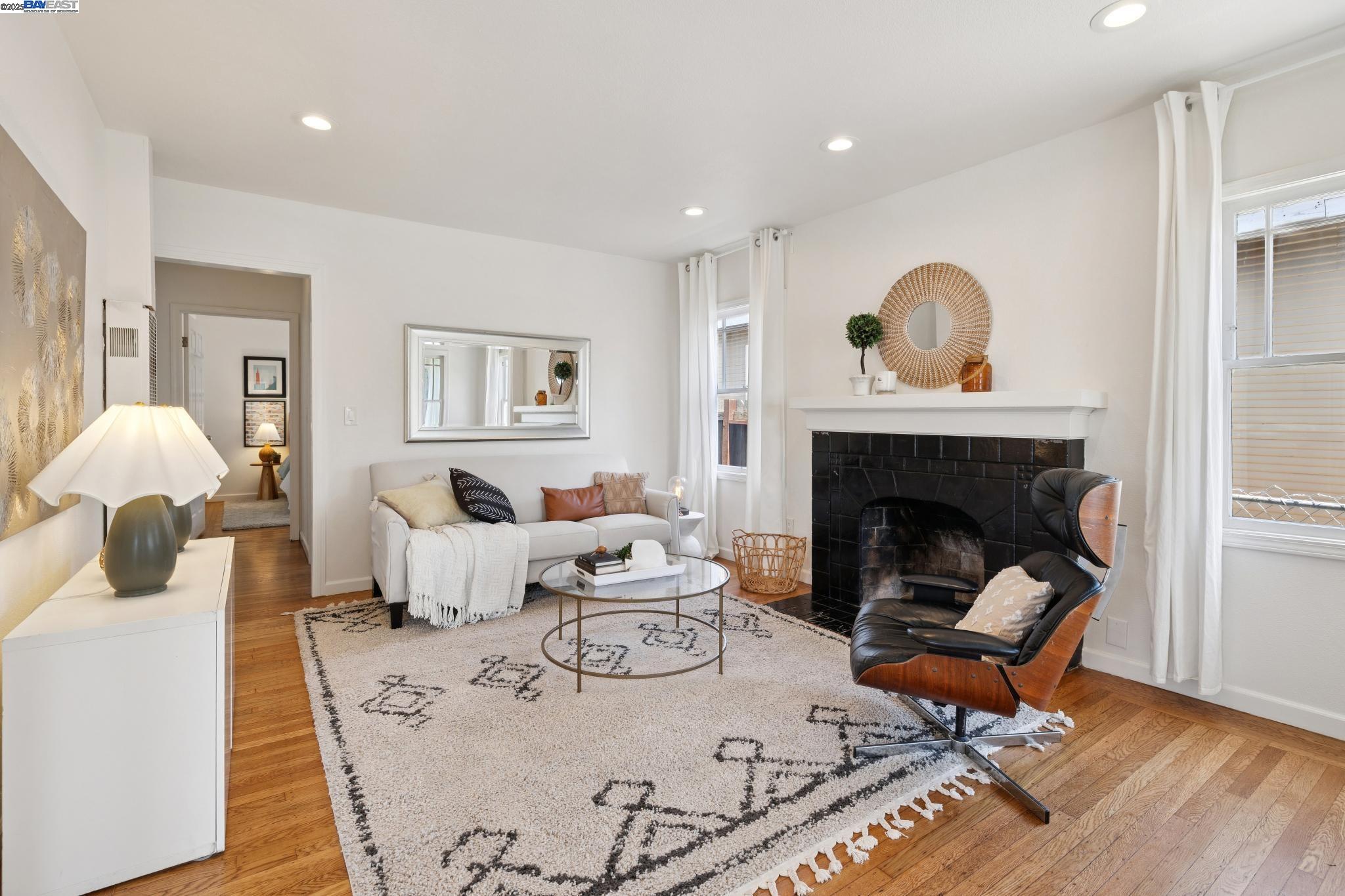 Detail Gallery Image 4 of 43 For 1921 87th Ave, Oakland,  CA 94621 - 2 Beds | 1/1 Baths